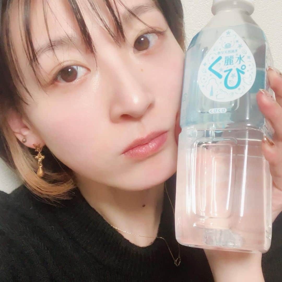 福田朱子さんのインスタグラム写真 - (福田朱子Instagram)「水分補給が苦手でした。 . . 夜寝る前のコップ一杯も、 朝起きたらのコップ一杯も。 . . 500mlペットボトルを一日持ち歩いても、家に帰ってみてみると、まだ半分以上残ってるなんて当たり前。 . . お母さんには、きっと血液ドロドロだから気をつけた方が良い。 と言われたり。 . . 水だけじゃなくて、お味噌汁とかもあまり飲まなくて。。。 . . ただ、ココアとか、いちごミルクとかタピオカは別。 別物、別腹🍫🥛🍓🤍🧋☺️ . . . みたいな感じだったのですが、最近はちょっと水を飲む量が増えている気がします。 . もちろん歳を重ねるとともに、気にかけるようになったというのもあるけど、 . . "美味しいお水"を飲む機会に出会ったら、 水を飲むことが増えた気がします。 . . 水は水。と、味の違いも気にして無かったんだけど、 . . しばらく飲んでいると、違いをしっかり感じるように🤔💡 . . もちろん水道水とそうでない水の差ははっきりわかっていたけれど💡 . . 考えてみたら、国産やら、輸入の有名な水やら、色々あるけど、そんなに気にしたことがなかったんだなぁ。 . . 皆さんは好きな水とかあったりしますか？？ . . #水分補給 #水分摂取 #水分摂取苦手 #ナチュラルミネラルウォーター #美味しい水 #水の味が違う #麗水くぴ」3月18日 12時10分 - syuko29