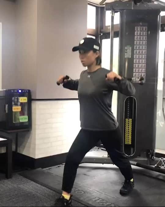 のインスタグラム：「朝イチパーソナル！ 今日は背中と肩を中心にやりました！  お腹得意だが背中苦手！ だからやるんだよぉ🔥」