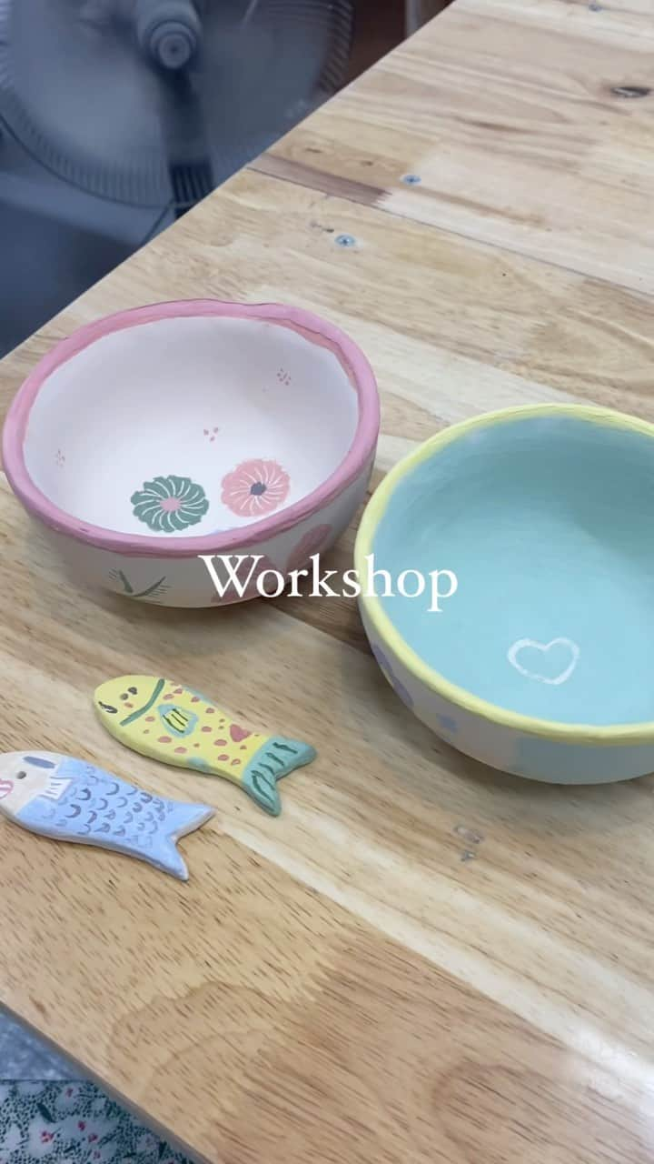 菊原梨華のインスタグラム：「・ ・ バッチャン村にある @lavie.ceramics にてお皿の絵付けを してきました💓  バッチャン村の中のお店では結構普段使いしやすい お皿がたくさん売っていてどれも可愛いです！  workshopもしていて、予約は特に不要で出来ます✨  3階に案内して頂き、workshopスペースで 絵付けの体験✦   ーーーーーーーーー  ここで気をつけるポイントが2つほど。  ①その場で塗った色味と、焼いた色味がかなり違う事☝️  塗った時は色が淡くて可愛い感じかと 思いきやかなり濃いめの色になります！  ②割と厚く塗らないと色むらがすごい。  お皿全体に色をつける時、結構色むらになりやすそう。  絵付けする時は、お皿の背景は 何も色つけず白のままの方が綺麗に仕上がりそう。  この二点を次作るときに気をつけようと思いました😀  ーーーーーーーーー  値段は150,000ドン〜350,000ドン！ しかも送料込み！！ 作りたいお皿の大きさや形によって値段が変わります♥  私たちは150,000ドンのやつで作りました！ 焼き上がりは2日後に家に届けにきてくれてめちゃ早かった🤍  しかもおまけで、魚の箸置きもつけてくれたぁ🎉  お皿って割とシンプルめの方が使いやすいのかなと思うけど 絵付けってなると楽しくて派手なやつ作ってしまった、、笑  私はエメラルドグリーンとか水色が好きで お皿の絵付けもその色にしたけど 焼き上がりが色味が濃くてびっくりだった！  次は焼き上がりの色味を踏まえて作成しよっと♥  #バッチャン村#バッチャン焼き #vietnam#hanoi#バッチャン村で陶芸体験 #絵付け#ハノイ#ベトナム#ハノイワークショップ#workshop#hanoiworkshop#battrang」