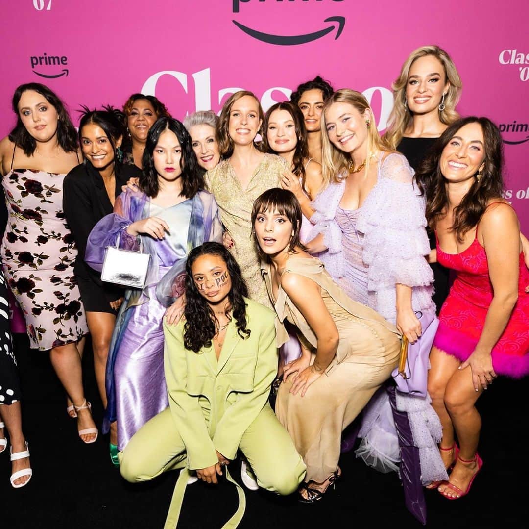 エミリー・ブラウニングのインスタグラム：「Class Of 07 is on Prime Video EVERYWHERE 🌍 right this very moment! The New York Times calls it feral, silly, strange and “not at all depressing” which pretty much describes a perfect show imo. I’m so proud of this show and I love all of these humans so much and I desperately need you all to see how talented and magnetic each and every one of them is so GO WATCH IT NOW!!!  (Yes I’m posting this a day late, it’s hard to change your personality)  #classof07 #tenfuckingyears」