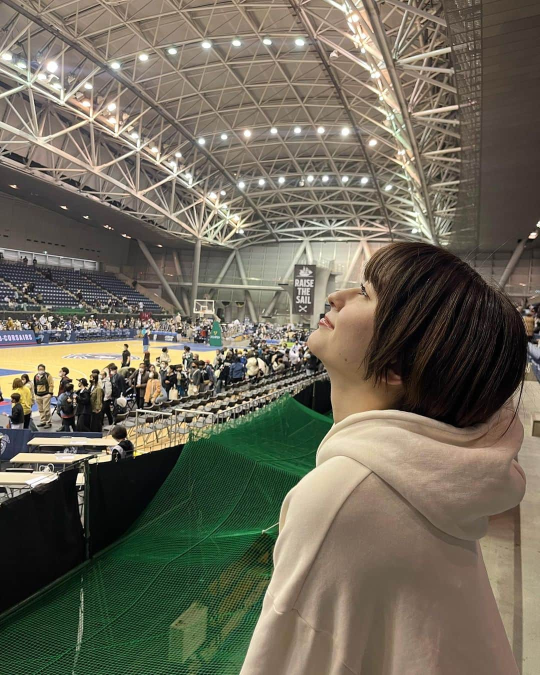 クリスティーナ菜波のインスタグラム：「3/15 横浜ビー・コルセアーズvs川崎ブレイブサンダース　📍横浜国際プール（81-78）  この日の試合は本当に接戦で最後の数秒まで本当にどうなるかわからない、バスケの面白さが詰まった試合でした！！ 残り7.2秒で3点差(スリーポイント1本入れれば逆転)はやばかった🥹惜しくも川崎はあと1歩逆転とはいかなかったけど、2Q3:49での横浜の厳しいディフェンスに対してバタバタとなかなか得点が決まらない中、落ちついたマット選手のミドルシュート、そして2Q終了のブザーと同時に決まった藤井選手のスリーなど印象的でした。 横浜はディフェンス、本当に素晴らしかったですね！！それに加えて連携の取れた合わせのプレーなど、見応えがありました。特に3Q開始早々の河村選手→オリバー選手→ジャクソン選手のダンク、4Q4:29での森井選手→オリバー選手→ジャクソン選手のゴール下シュート、などしっかりプレイヤーが動いて次、次、次と繋いで最後、得点に繋がっていくプレーが見ていて気持ち良かったです！！ 4Q1:39長谷川選手（川崎）のスリーで一点差になった場面、本当に痺れました😭が、最後は河村選手に勝負強さを見せつけられ横浜が勝利という結果となりました！  実際に会場で、ギリギリ最後届かずどちらかが負ける試合を観ると現役の頃を思い出してついつい悔しい気持ちになってしまいます、、、正直感情移入しすぎてちょっと泣きそうでした。ということで中地区直接対決は信州線に続き横浜が制し、中地区1位は横浜に！！！！ Bリーグますます熱くなっていきますね🔥  横浜国際プールは行くまでに階段めっちゃ登るけど夕方の景色すごく綺麗で結構好きなんです🌇 UFOキャッチャーも次は取れますように！！  #菜波の観戦日記#bリーグ #バスケ #横浜ビー・コルセアーズ#川崎ブレイブサンダース#横浜国際プール」