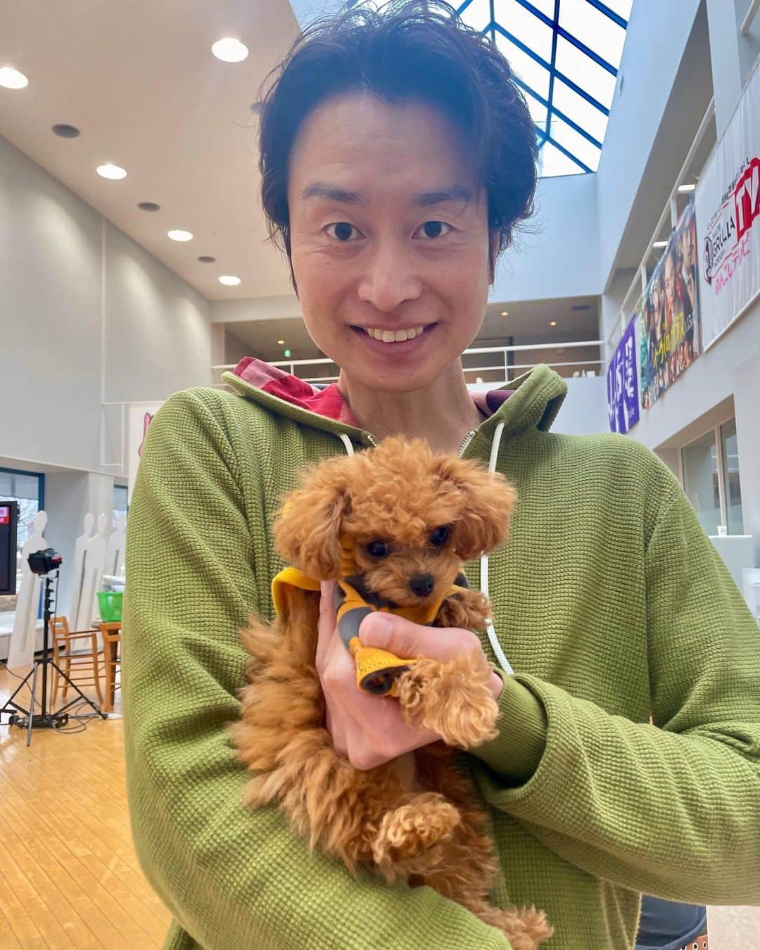 千田剛裕のインスタグラム：「🐾 サタファンファミリーに新たな仲間🐩 ジジの妹のビビアン！ ファミリーが増えてうれしいです！！ #ビビアン#ティーカッププードル#サタデーファンキーズ#サタファン#岩手#めんこいテレビ#アナウンサー#千田剛裕」