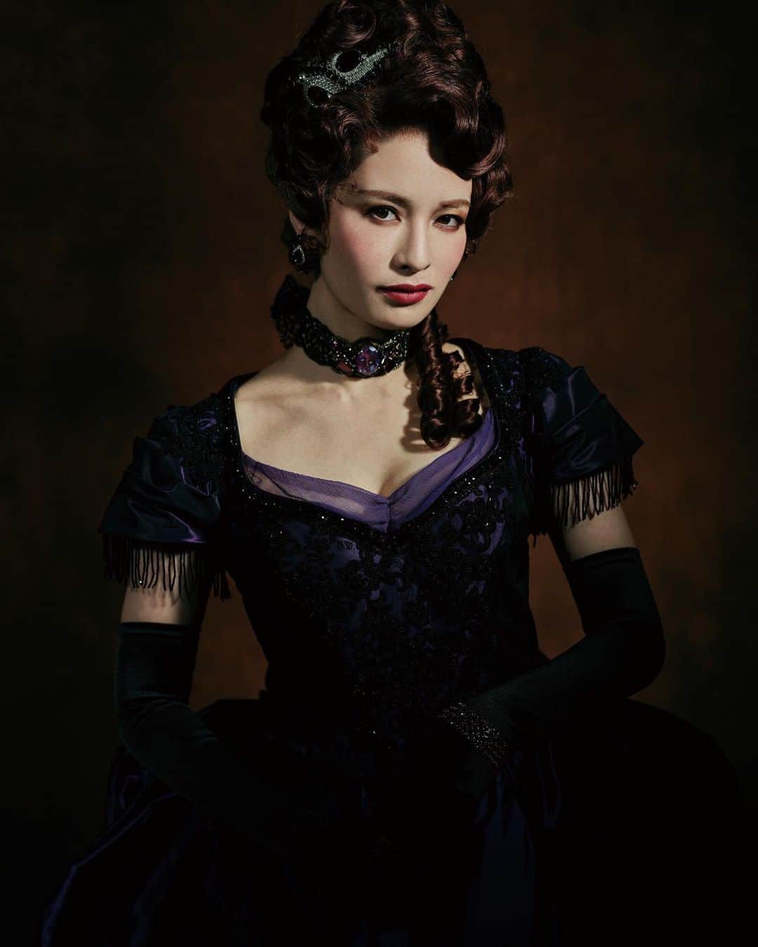 皆本麻帆のインスタグラム：「次の舞台のビジュアルです どどん💫  ミュージカル「ファントム」 にオペラ座の新プリマンドンナ、カルロッタとして出演します。  挑戦したかったタイプのキャラクター。とってもふふふで、たのしみ、ふがふが、ぞっくぞくします。頑張るぞー！  💜7/22〜8/6 梅田芸術劇場 メインホール 💜8/14 〜9/10 東京国際フォーラム ホールC  久しぶりのミュージカルです。 この夏、どうぞ、お楽しみに🥀  #ファントム #梅田芸術劇場 #東京国際フォーラム  https://www.umegei.com/phantom2023/cast.html」