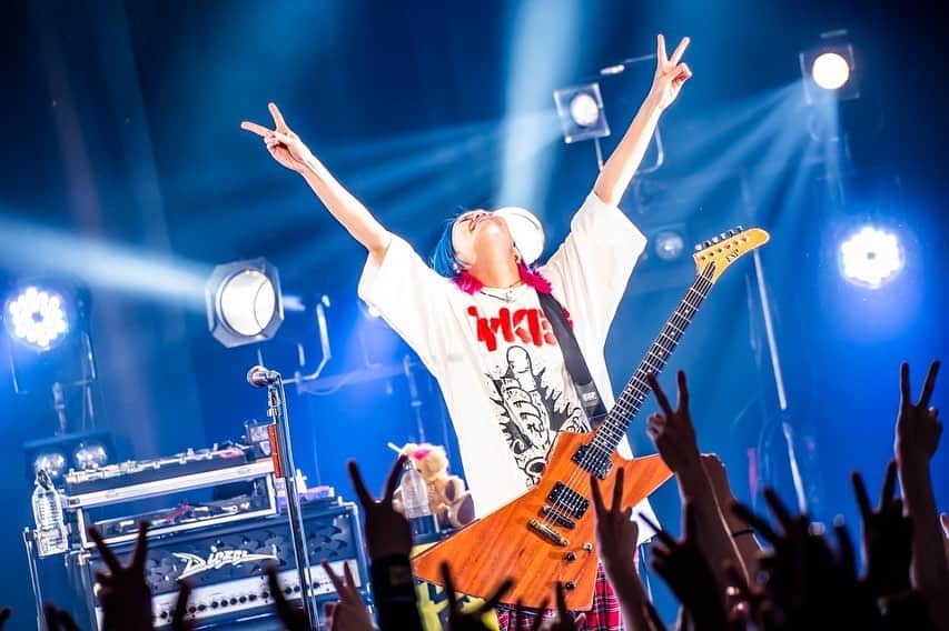 あやぺたのインスタグラム：「CAFFEINE BOMB TOUR 2022ｰ2023  2023.2.19 (SUN) 名古屋 DIAMOND HALL  感情が溢れまくった一日やったな パンクロックを大好きでほんまによかった！  photo by @hayachinphoto」