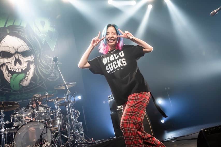 あやぺたのインスタグラム：「CAFFEINE BOMB TOUR 2022ｰ2023  2023.2.23 (FRI) 仙台GIGS  最強のライブバンドのライブをいっぱい見て 最強な気持ちでライブできた日  photo by @hayachinphoto」