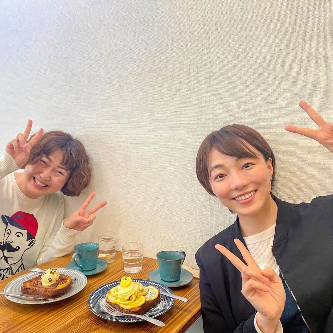 雨宮萌果のインスタグラム：「☕️☕️☕️  大好きな芸人 あぁ〜しらきさんが  @humming.bird.cafe に 来てくださいました☺️  しらきさんは カカオフレンチトースト  私は 瀬戸内レモンのフレンチトーストを 注文。  甘いもの食べながら  最近それぞれが始めたことや ゲラゲラ話、なんじゃそりゃ話を  たっぷり堪能。  私だけじゃなく 雨宮家も大好きなしらきさん。  最後は母と妹も参加し  気づくと すっかり日が暮れていました。  4枚目は昨年、しらきさん夫妻が 遊びに来てくれた時のもの  月日が経つのは早いなぁ…。  Thank you for a wonderful time☺️  #あぁしらき さん #ハミングバードカフェ  #谷根千」