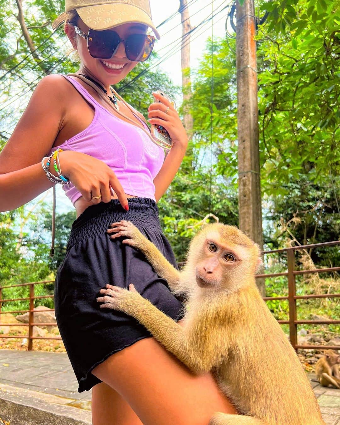 ちゃんもりさんのインスタグラム写真 - (ちゃんもりInstagram)「さるが可愛いくて可愛いくて🐒🤍 遊んで〜てしてくる猿やいたずらしてくる猿や猿家族とかめちゃくちゃ可愛いくて一生見てられるし微笑ましい🐒🐒🐒 この子が1番懐っこくて可愛かった🤍 明日日本着です✌🏽🇯🇵 . . . #海ガール#ビキニガール#ビキニ女子#タイ旅行#バンコク旅行#パタヤ#パトンビーチ#パトン観光#プーケット旅行#プーケット観光#海外ガール#タイ観光#サムイ島#サムイ島カフェ#カロンビーチ#thailandtraveling#phuketthailand#phuketpatong#patong_beach#patongphuket#monkeypark」3月18日 13時19分 - xx817.a