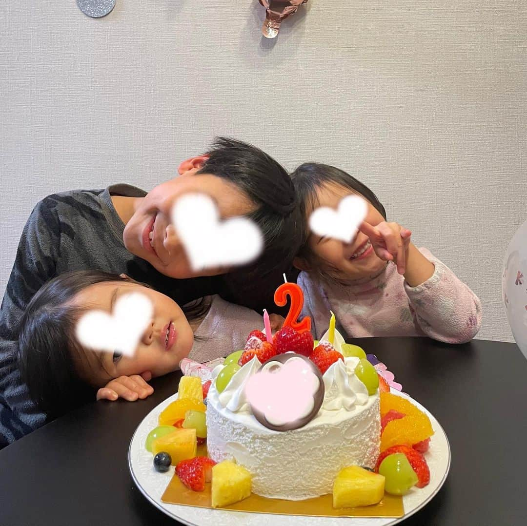 榮樹実のインスタグラム：「. ３きょうだい👨‍👧‍👧  末っ子ちゃんも先月とうとう2歳となり、毎日のおしゃべりが止まらない子どもたち🫢  特に末っ子はしゃべるしゃべる…！ 2歳なりたてなのに、 最近は【ぜったいいやー！】【これたべたいのー！】【ここ●●あるねー！】【ママここいたいのー？】と普通に喋って会話が成立しています🥹  子ども同士の会話って聞いていて本当に面白い🥳 覚えたての言葉を使って話して、 いつまでこんな可愛くて楽しい会話が聞けるのかな〜と思いつつ🥰  長男はどんどん少年に。 長女は急に大人びた喋り方をマスターして。 常におうちが賑やかです🥳   #３人兄妹 #2歳誕生日 #3人子育て #三児ママ #小1男子 #年子姉妹」