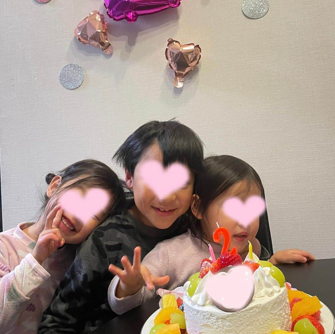 榮樹実さんのインスタグラム写真 - (榮樹実Instagram)「. ３きょうだい👨‍👧‍👧  末っ子ちゃんも先月とうとう2歳となり、毎日のおしゃべりが止まらない子どもたち🫢  特に末っ子はしゃべるしゃべる…！ 2歳なりたてなのに、 最近は【ぜったいいやー！】【これたべたいのー！】【ここ●●あるねー！】【ママここいたいのー？】と普通に喋って会話が成立しています🥹  子ども同士の会話って聞いていて本当に面白い🥳 覚えたての言葉を使って話して、 いつまでこんな可愛くて楽しい会話が聞けるのかな〜と思いつつ🥰  長男はどんどん少年に。 長女は急に大人びた喋り方をマスターして。 常におうちが賑やかです🥳   #３人兄妹 #2歳誕生日 #3人子育て #三児ママ #小1男子 #年子姉妹」3月18日 13時32分 - jumisakae