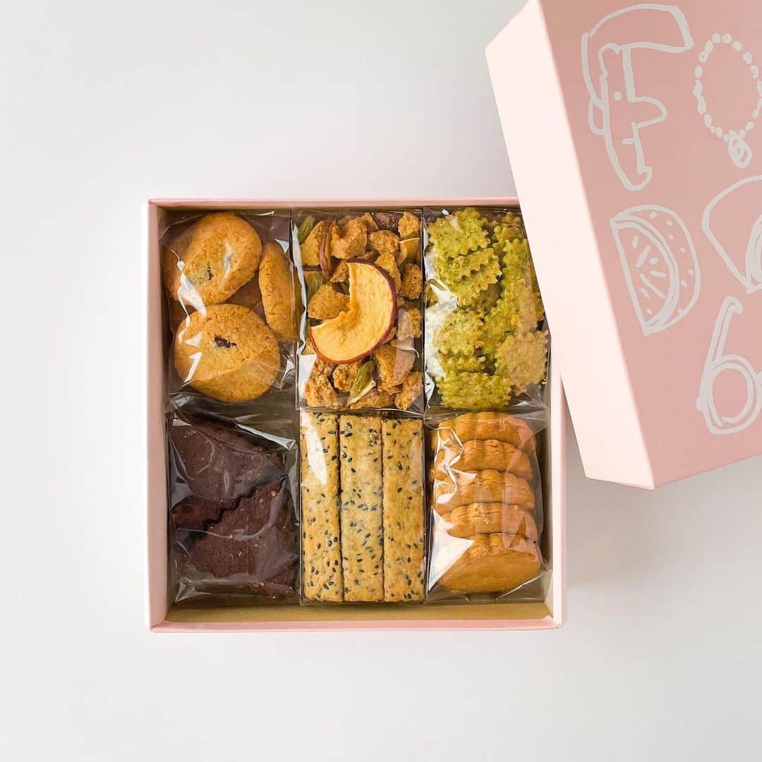 なかしましほ（foodmood）さんのインスタグラム写真 - (なかしましほ（foodmood）Instagram)「オンラインショップオープンしています。桜シフォン、ももいろのクッキーBOXは今回で終売です。レモンケーキも販売中です。  プロフィールのリンクからどうぞ。」3月18日 13時25分 - foodmoodshop