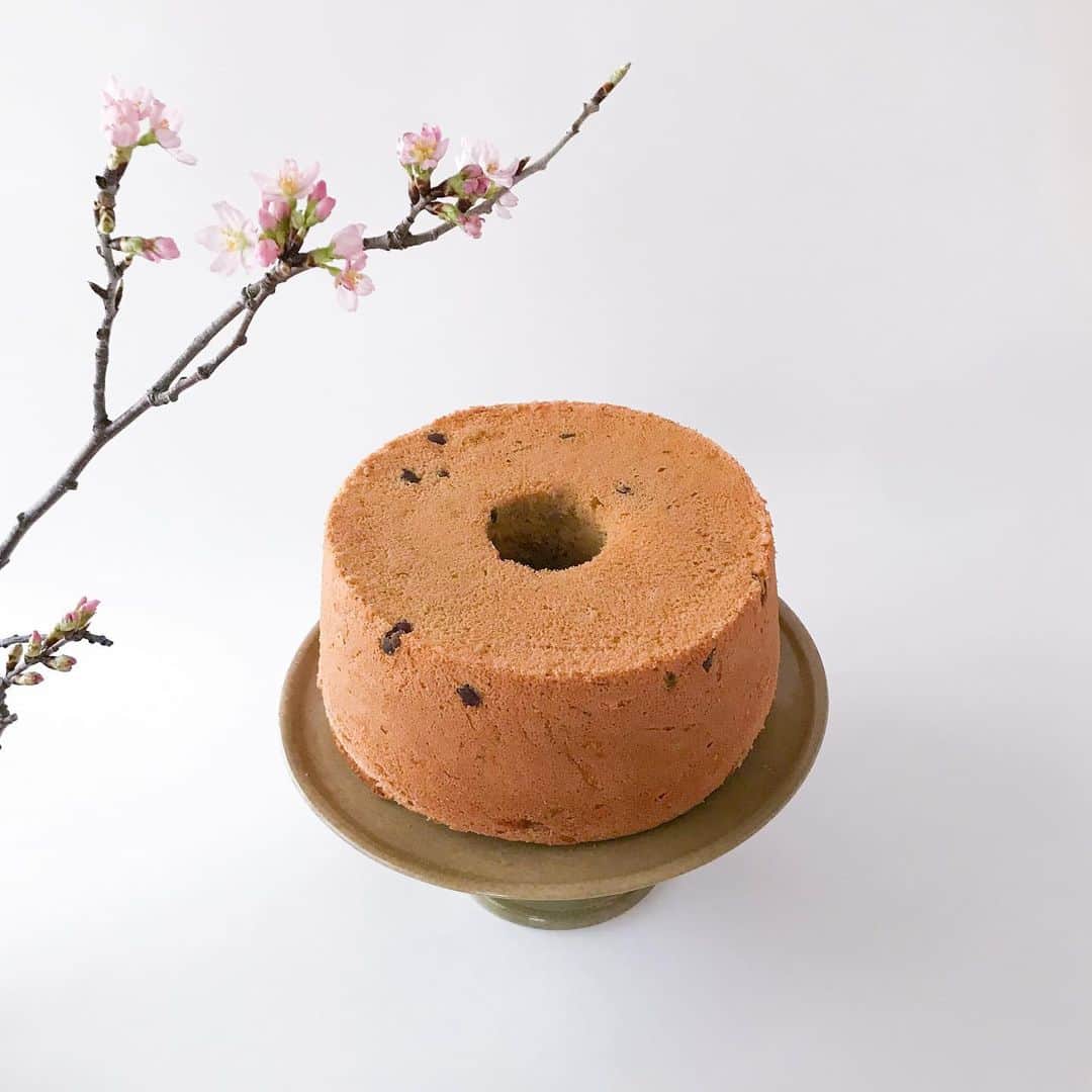 なかしましほ（foodmood）さんのインスタグラム写真 - (なかしましほ（foodmood）Instagram)「オンラインショップオープンしています。桜シフォン、ももいろのクッキーBOXは今回で終売です。レモンケーキも販売中です。  プロフィールのリンクからどうぞ。」3月18日 13時25分 - foodmoodshop