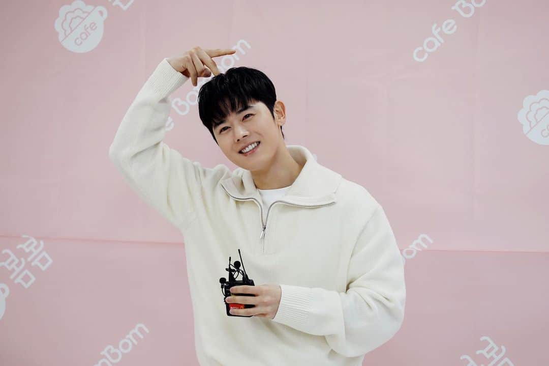 キム・ドンジュンのインスタグラム：「체리피스를 배웠다.  체리가 예전만큼 싱싱하진 않은듯🧐」
