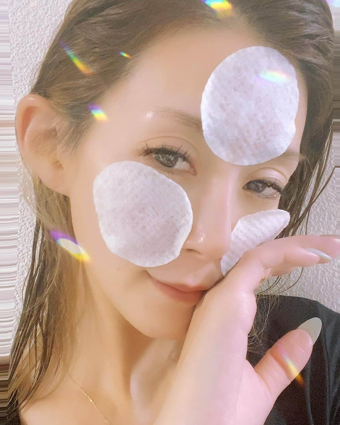 遠藤彩香さんのインスタグラム写真 - (遠藤彩香Instagram)「韓国コスメ スキンケアのご紹介🧏🏼‍♀️💎  メディキューブさんから ✴︎スーパーシカパッド ✴︎スーパーシカクッション  @medicube_jp_review   推しの2商品です🧚🏻‍♀️ まずわ敏感肌でも使える スーパーシカパットから‼️  ✴︎水の代わりに 　シカエッセンスが88%配合のトナーパッド ✴︎ニキビ、肌荒れにもアプローチする 　拭き取りパッドとしても使用ok ✴︎花粉や季節の変わり目に起こる 　ゆらぎ肌にも鎮静効果抜群 ✴︎ドクダミエキスandシカ成分 　W効果で即鎮静！ ✴︎人工色素、人工香料無添加！  商品内容としてわこんな感じで 素肌に優しく肌荒れ対策に特化した トナーパッドという感じ✨✨  私わかなりの乾燥肌強‼️なので 普通のスキンケアだけでわ すぐに皮が剥けてきてしまうの。  気になるところにおいて、 鎮静と保湿をしてるよ〜🧏🏼‍♀️💓  しっかり保湿した後に同ブランドの スーパーシカクッション （クッションファンデ） を合わせるのがまたかなり良きです♡  長くなってしまったので、 次投稿しまーす🤭  #スーパーシカパッド#ドクダミ#シカパック#ニキビケア#トナーパッド#拭き取りパッド#スーパーシカクッション#シカクッション#肌荒れ防止#クッションファンデ#ニキビ跡カバー#韓国スキンケア #鎮静ケア#韓国コスメ#メディキューブ#medicube」3月18日 13時37分 - endo_ayaka