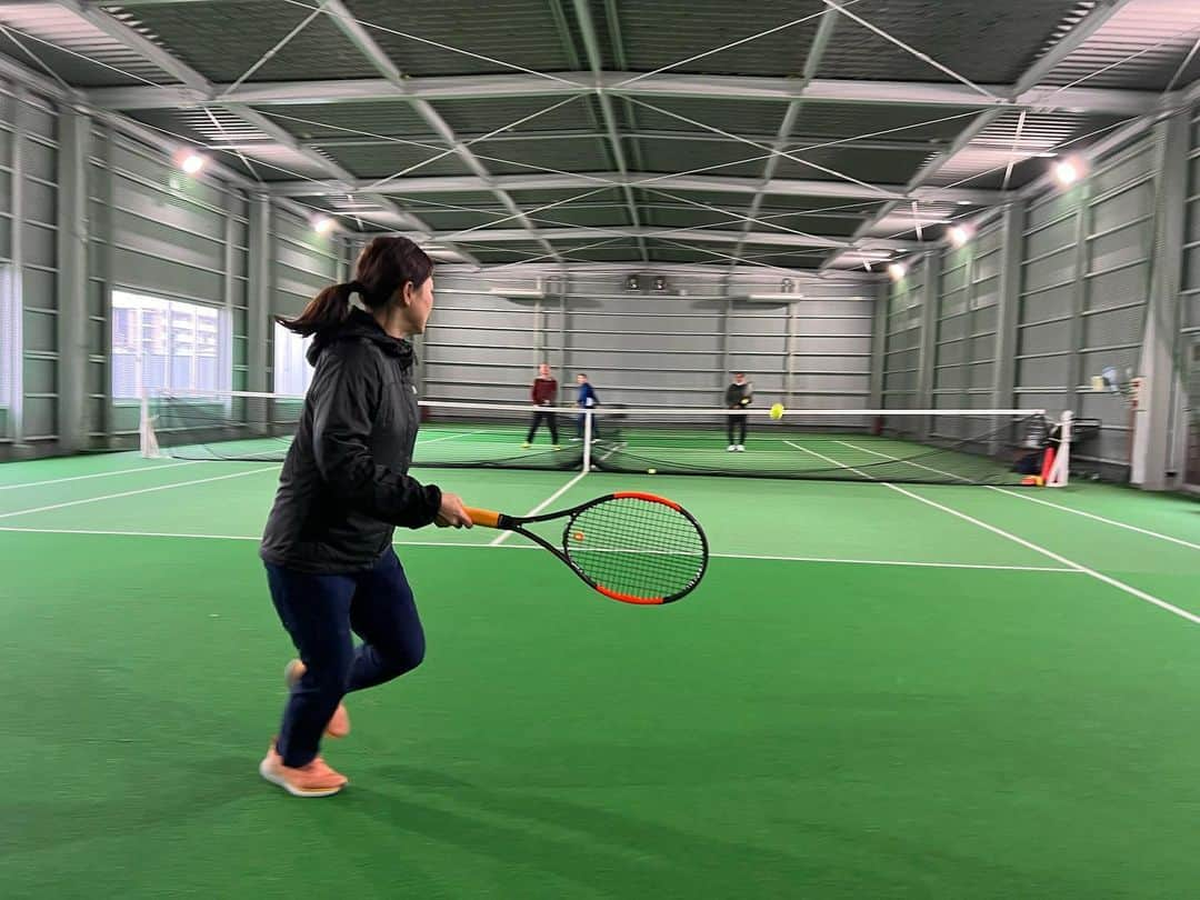 横峯さくらのインスタグラム：「今年はトレーニングにテニスも取り入れています🎾このオフは色々な刺激を入れて去年とは全然違う身体を作れたと思います💪試合が楽しみです😊 私の開幕戦は3月30日から始まる「ヤマハレディースオープン葛城」になりました⛳️ あと10日ちょっと‼️もっといい状態にできるよう頑張っていきます✨  #テニス #ゴルフ #女子ゴルフ #女子ゴルファー #トレーニング #オフトレ #lpga #lpgatour #ママゴルファー #プロゴルファー」