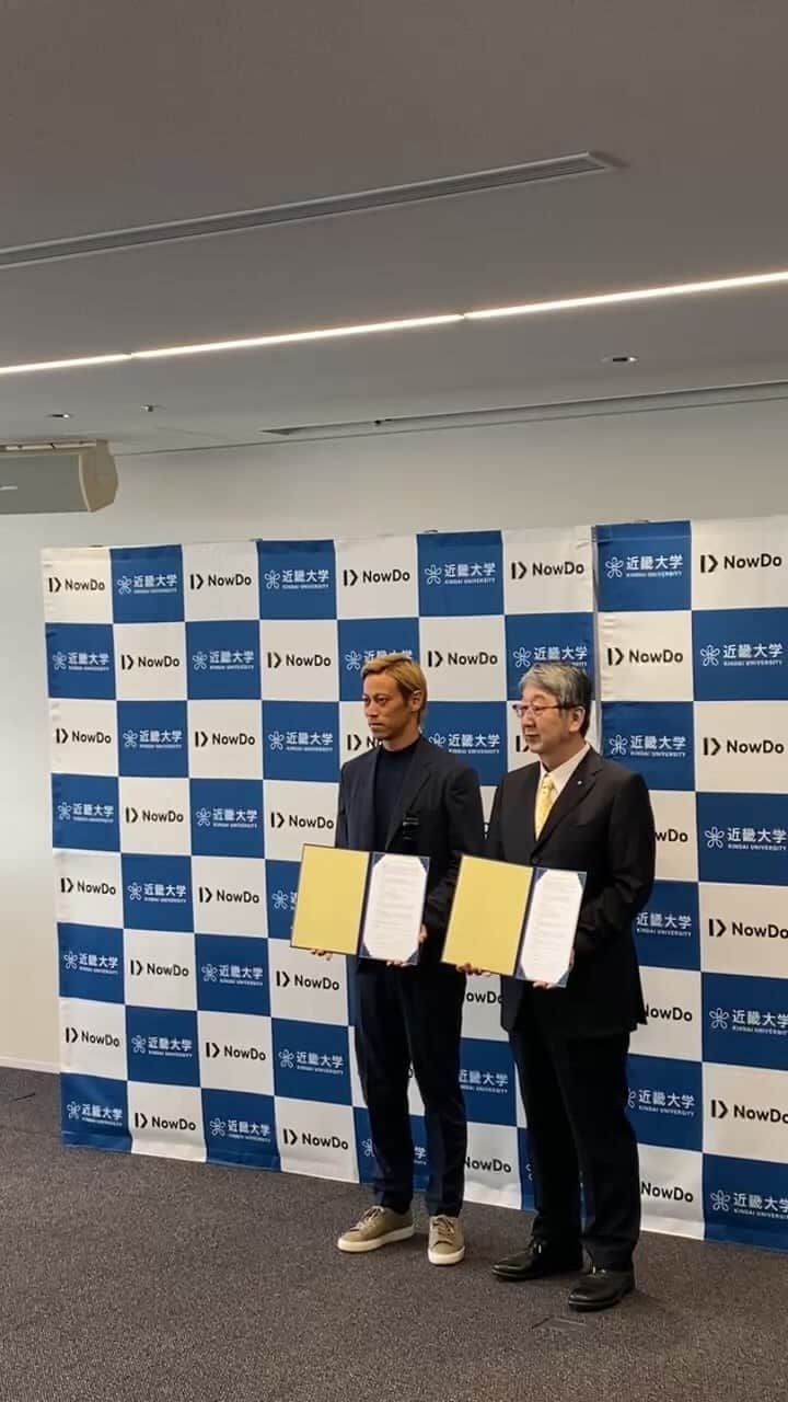 近畿大学総務部広報室のインスタグラム：「本田圭佑さんが代表取締役を務めるNowDo株式会社が近畿大学と包括連携協定を締結しました。」