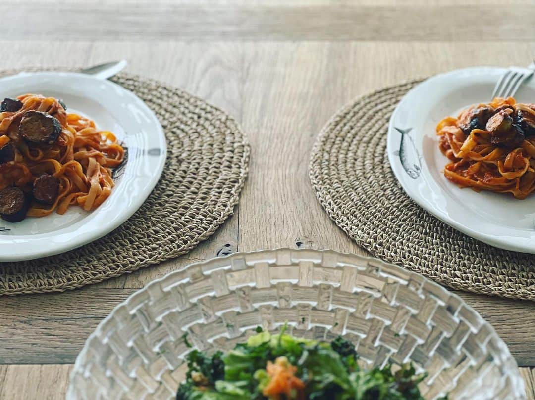 神崎恵のインスタグラム：「・ 息子たちのお昼ご飯は、 ナスとモッツァレラのトマトソースパスタ。 ストックしているトマト缶(基本のトマトソース)にハーブとコンソメ、塩胡椒。 モッツァレラチーズと多めの油で焼き揚げた茄子をからめただけ。 冷凍していた生パスタがもちもちして美味しかったです。 (息子たちは淡路麺業の生パスタ、わたしはZENBヌードルで)。 粉チーズがきれていて、ひと味たしたかったので、 ピリッと辛いペペロンチーノオイルをかけました。 基本のトマトソースと 淡路麺業の生パスタ(低糖質のもある)は常にストックしています。 何かと美味しく役立ってくれます。  雨の土曜日。 我が家は3兄弟の部屋が、 次男🦸‍♂️・三男👦・長男🦸‍♂️と並んでいるのだけれど、 今朝は三人それぞれが同時にドアからでてきて、 みんなして寝癖全開で、 なんと微笑ましい風景なのだろうと、 幸せを独り占めした朝でした。 なんでもないことなのだけど、これがいちばん。  #神恵ごはん #おひるごはん」