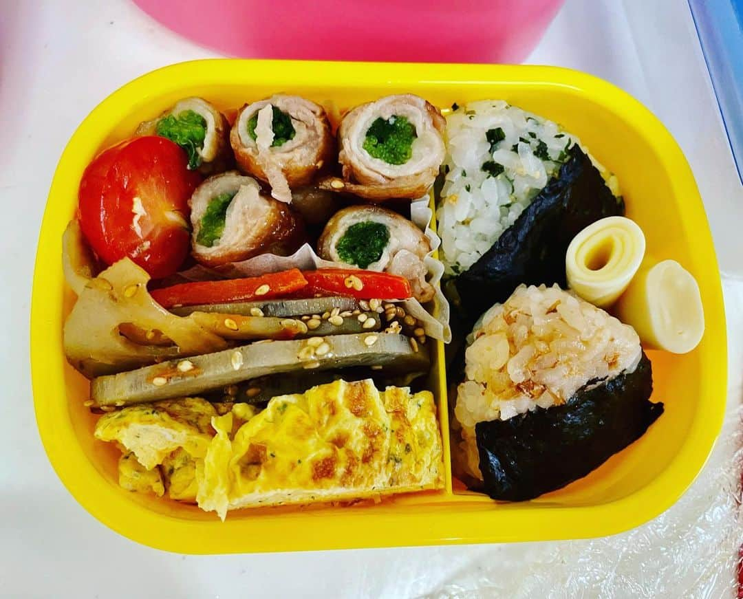 加納有沙のインスタグラム：「急に思い立ち、 本日は【お弁当を別の部屋で食べる】という屋内遠足をしました（謎）  同じ家なのに なんだかそわそわして ２歳児は「ふぅ、おちつくぅ〜」という渋めの発言でした。  いままでSNSにあがっているお弁当にさほど興味がなかったのだけど、どんなに映えないお弁当でも作ったらアップしたくなるんだなぁという新たな気づきでした。  #ありもので即席弁当 #２歳児用」