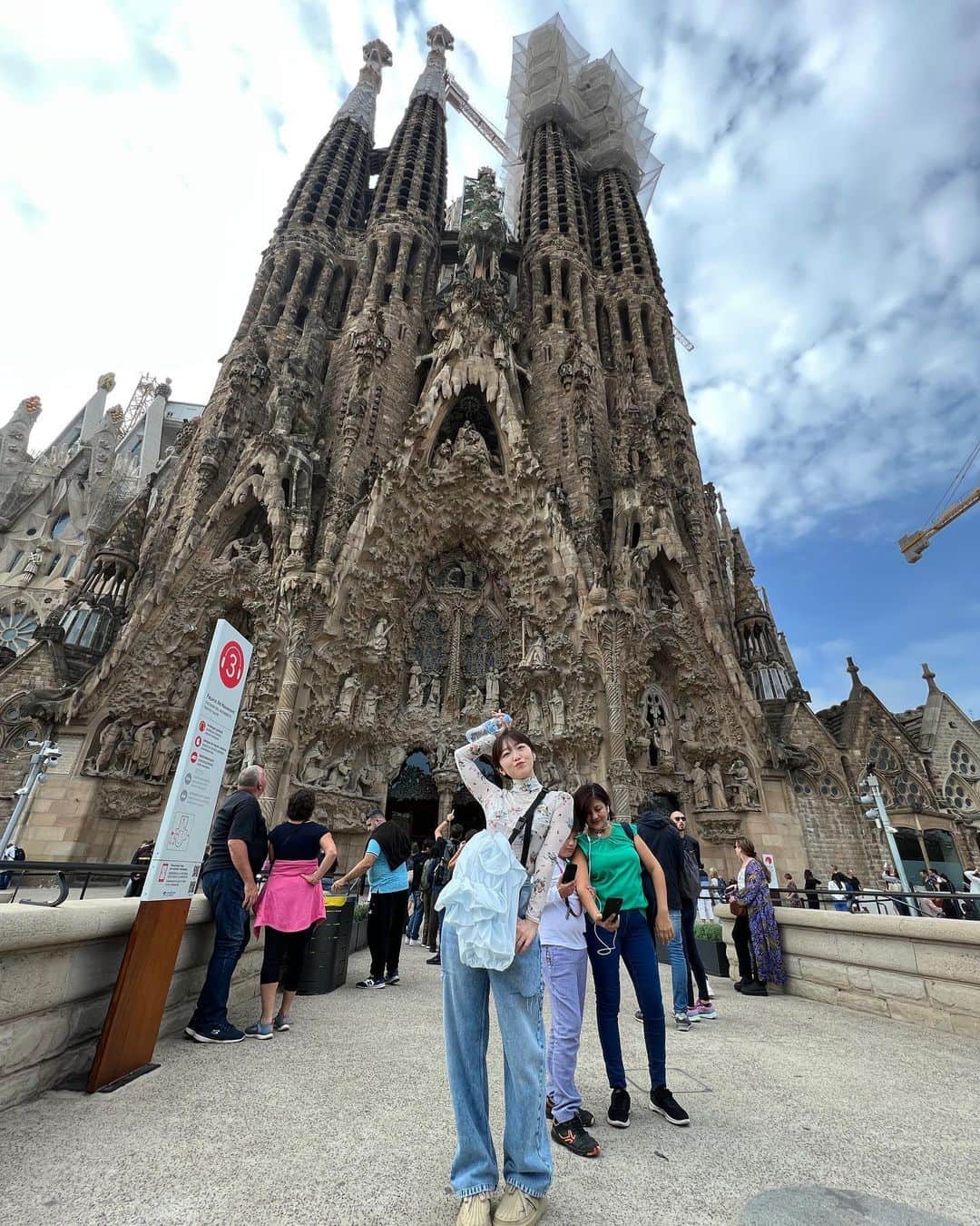 峯岸みなみのインスタグラム：「サグラダファミリア🥘🇪🇸 お恥ずかしながら生まれてこの方、サ〝ク〟ラダファミリアだと思っていたぐらいに予備知識なしで突撃いたしましたが、街の中にこんなに突然こんなにすごい建物が⁉︎⁉︎と興奮しました。外から見る迫力はもちろん、中のステンドグラスが幻想的でとっても素敵でした。雰囲気重視でオーディオガイドとかあんまりいらない派の私と、どうせ来たならちゃんと説明聞きたい派のてっちゃん。結局ガイドを聴きながら回ったのですが、見ている物の解像度が少しでも上がるのでやっぱりつけて良かったなと思いました（笑）」