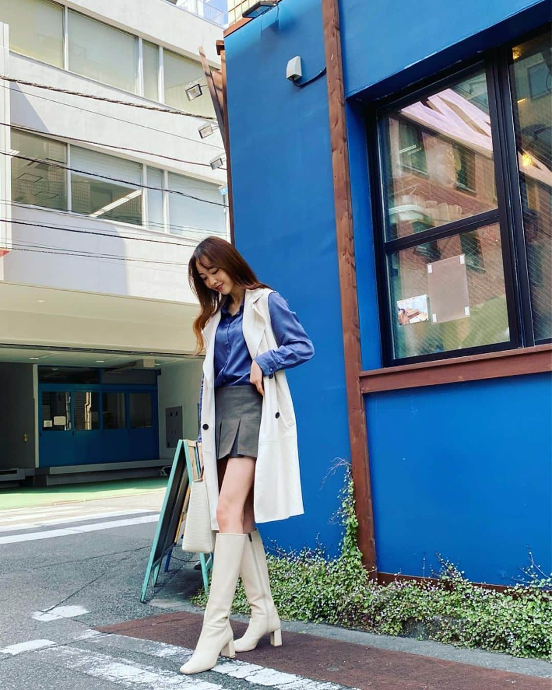 加藤桃子のインスタグラム：「💙🤍  #fashion #fashionista #ジレコーデ #シャツコーデ」