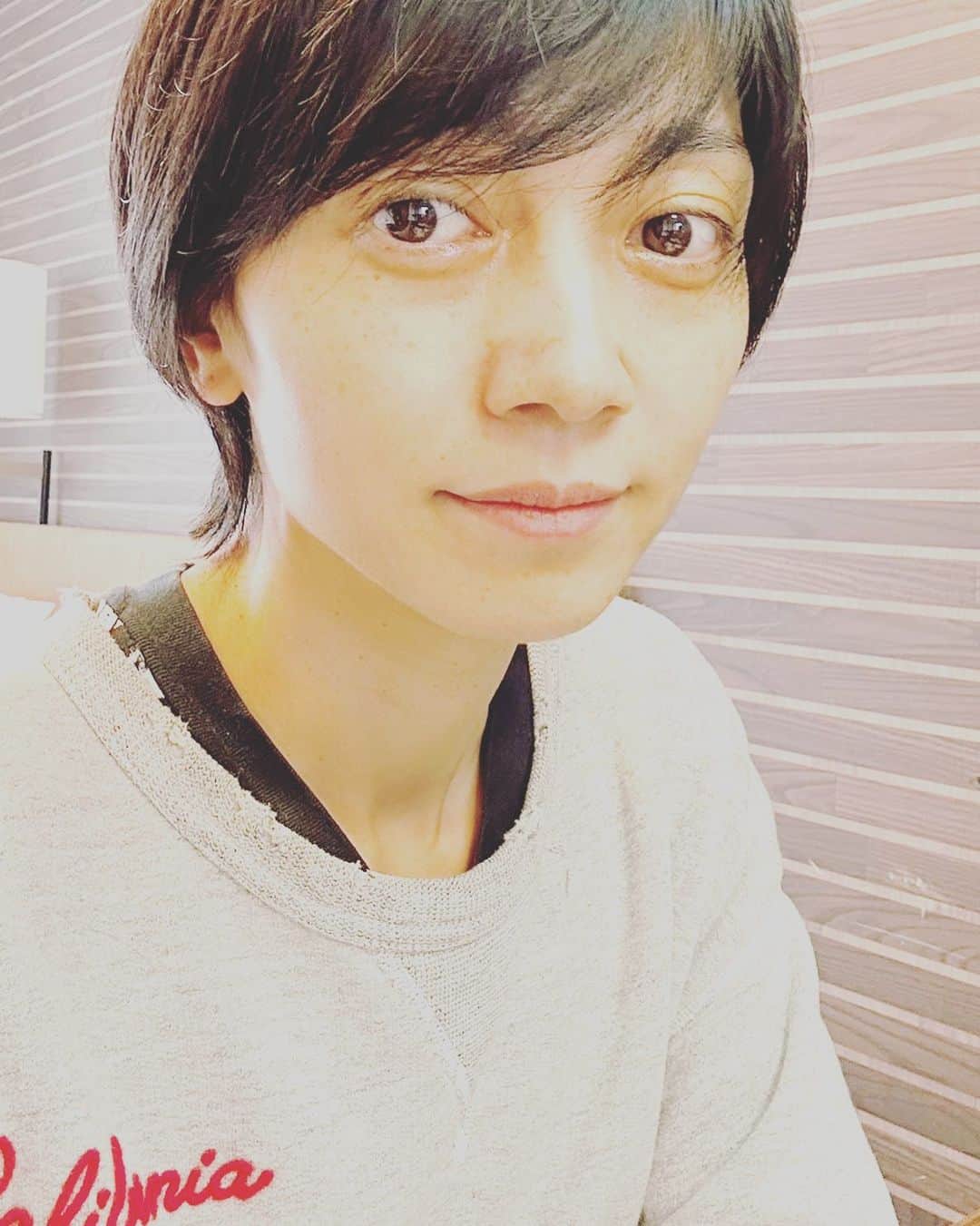 横尾初喜のインスタグラム：「久美さん、役で髪切りまして 四国に行っております。 パパ、子供たちを独占中！  #エンクミ #遠藤久美子」