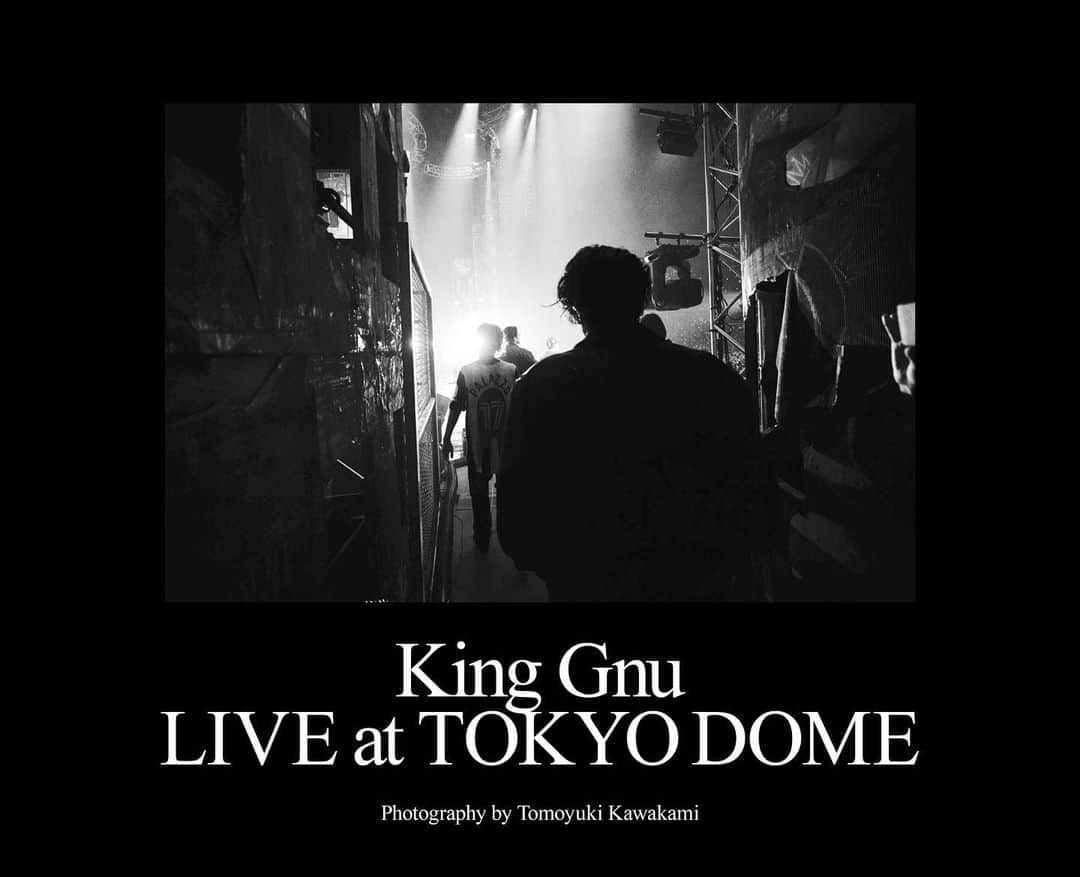 King Gnuのインスタグラム：「King Gnu Live at TOKYO DOME Photography by Tomoyuki Kawakami  【CLUB GNU会員限定】 King Gnu初のTOKYO DOME単独公演「King Gnu Live at TOKYO DOME」の模様を収めた、バンド初となるLIVE写真集の受注販売が決定！ 写真家・撮影監督の川上智之により撮影されたオンステージ・バックステージ写真の数々を全96ページにわたり掲載。 計10万人を熱狂の渦に巻き込んだ、King Gnuの姿が収められている。 全てシリアルナンバー入り、布張り・箔押しの豪華仕様の一冊をCLUB GNU会員限定でご用意しました。 本申込み期間だけの販売となりますので、是非この機会にお申し込みください。  【ITEM INFORMATION】 King Gnu Live at TOKYO DOME Photography by Tomoyuki Kawakami ￥7,700(税込) サイズ：B4変形判（横297㎜×縦240㎜） 製本：ハードカバー/布クロス装/題箋貼り/箔押し ページ数：96ページ シリアルナンバー入り 送料：全国一律660円（税込） 【受注申込期間】 2023年3月18日（土）14:00から 2023年4月9日（日）23：59まで 【発送予定日】 2023年７月上旬より順次発送」