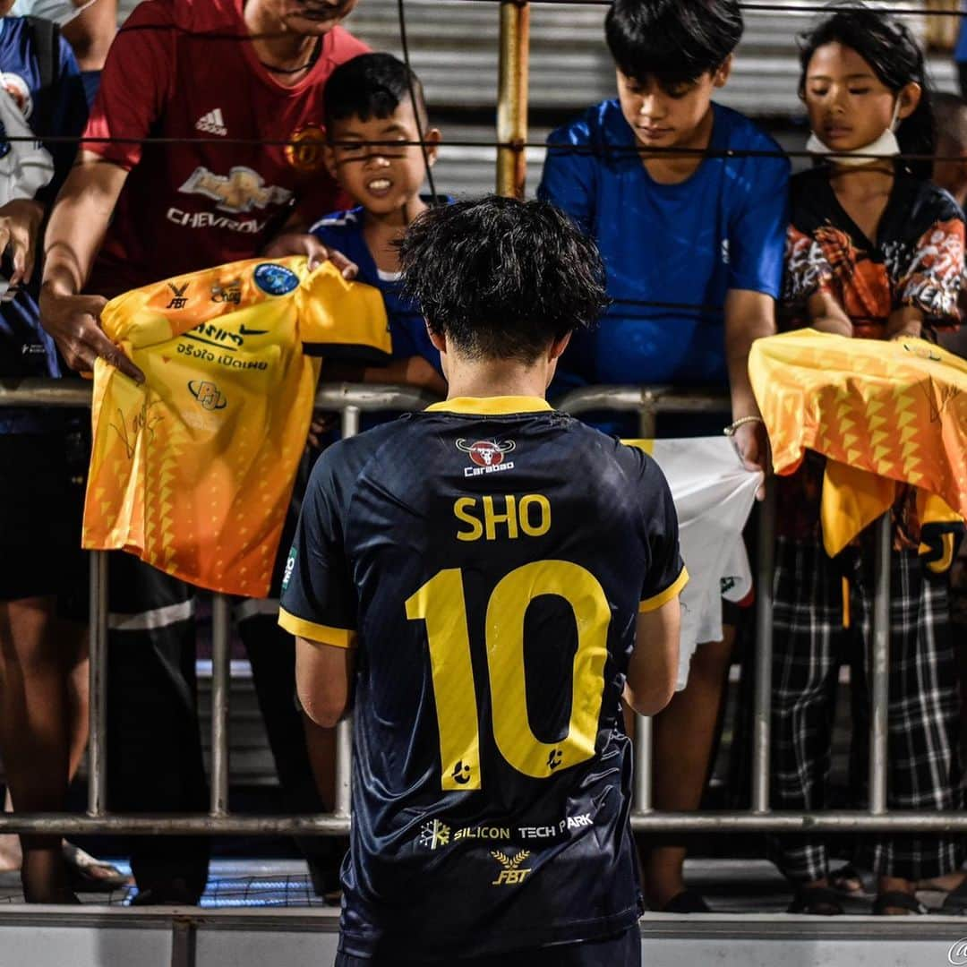 下地奨さんのインスタグラム写真 - (下地奨Instagram)「⚽️❤️  #shoshimoji #ss10 #matchday  #thailand #japan #football @samutprakan_cityofficial   Cr. @thanan_makky」3月18日 14時12分 - sho_shimoji