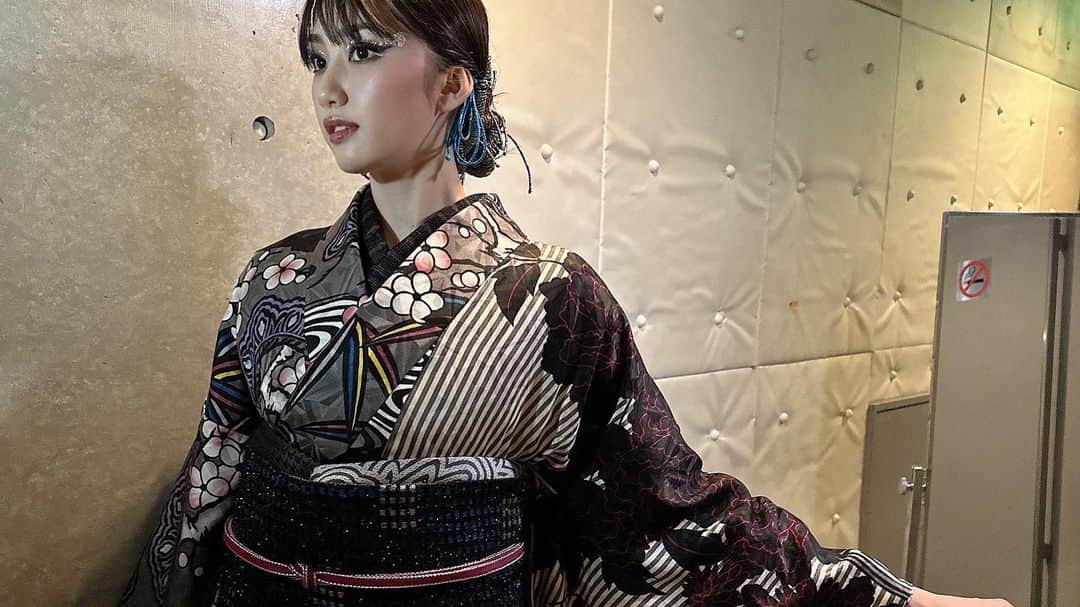 黒田瑞貴さんのインスタグラム写真 - (黒田瑞貴Instagram)「JOTARO SAITO 2023 A/W Rakuten Fashion Week TOKYO  @saitojotaro  @jotaro_saito_ginzasix   どれも斬新で、素敵なお着物。本当に楽しい時間を過ごせました🤍  #fashion #fashionweek #tokyocollection #東コレ　#東京コレクション」3月18日 14時22分 - kurodamizuki_