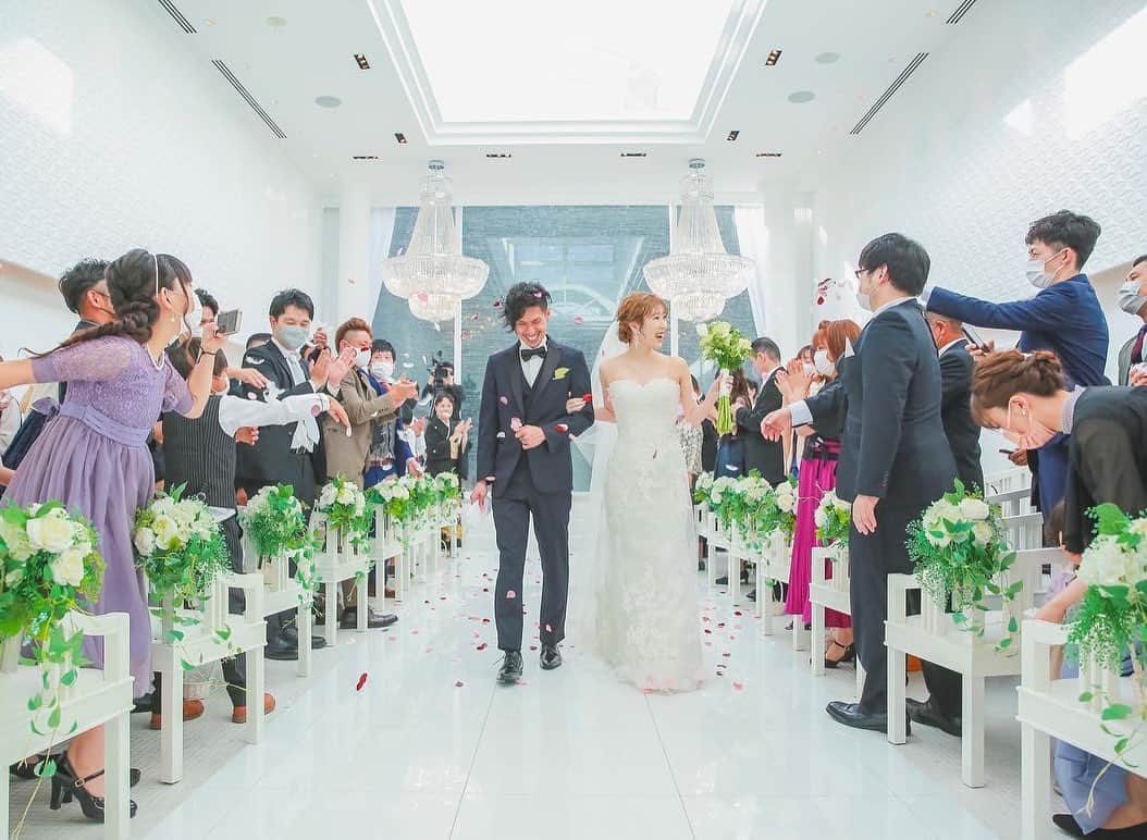 のインスタグラム：「皆様からのたくさんの祝福をあびながら退場✨  @fiorebianca_wedding  @cocon.by.chloriscinq   ............................................................ 【2022年口コミ7年連続受賞】  \ゲスト満足度❤︎鹿児島県No.1/  ▪︎天空からまばゆい光が降り注ぐ 純白のチャペル ▪︎鹿児島中央駅・天文館から近い 鹿児島唯一の好立地 ▪︎完全貸切の空間で 特別感に包まれた心地よい1日を .......................................................... スタッフブログやㅗ 卒花レポート 会場見学 こちらからご覧いただけます♩  ▶︎ @thepeak_wedding トップページURLの 公式HPより、、、❤︎  #鹿児島#鹿児島花嫁 #ザピークプレミアムテラス #2023春婚 #2023夏婚 #2023冬婚 #wedding#ウェディング#家族婚ウェディング #親族婚 #親族結婚式 #少人数婚 #ウエディングブーケ #ナチュラルウエディング #大人ウエディング #花嫁さんの力になりたい #ウエディングフォト #おしゃれウエディング #カメラ #天文館 #コロナ対策 #ドレス迷子 #ブライダルヘア #結婚式アイディア #鹿児島結婚式#鹿児島結婚式場」