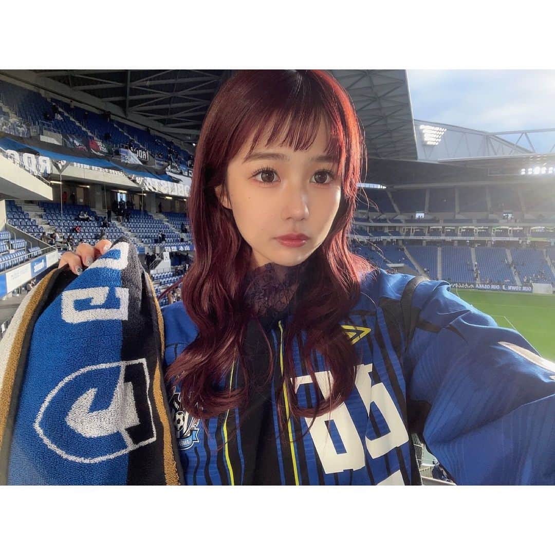 蒼井ちあきのインスタグラム：「▶︎ﾊﾟﾅｿﾆｯｸｽﾀｼﾞｱﾑ吹田 札幌戦🦉⚐⚑⚐  勝ちたい、勝てないぃぃぃ。  #ガンバ大阪 #コンサドーレ札幌 #スポーツ観戦 #大阪 #j1 #jリーグ #サッカー #j撮り #ユニフォーム女子 #赤髪 #オン眉  #gambaosaka #jleague #soccer #football」