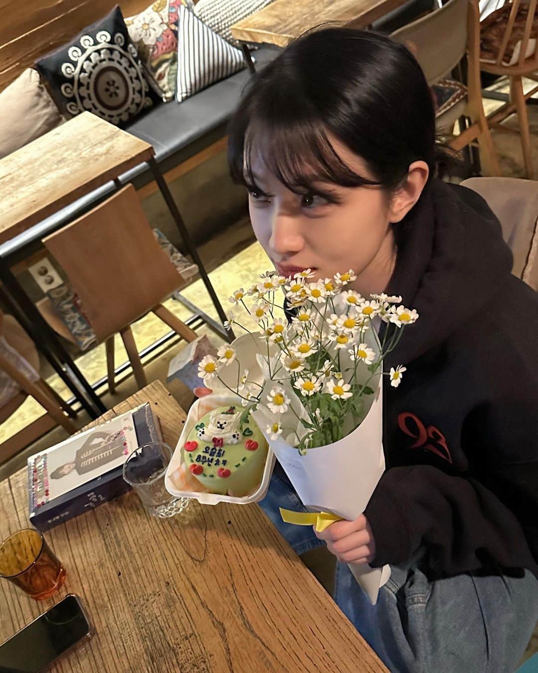 オ・スンヒのインスタグラム：「⠀ ⠀ 자주 못 봐도 서운해하지 않고 서로 안부를 묻고,  선택을 존중하며 나아가  인생을 응원해 줄 수 있는 사람들이 곁에 있었기에  전보다 나은 지금의 제가 있을 수 있었어요.   더 나은 사람으로 성장할 수 있게 도와줘서 고맙고  이왕 이렇게 된 거 앞으로도 나 책임져ing  ⋌˫己6해...し┫만을... ♥」