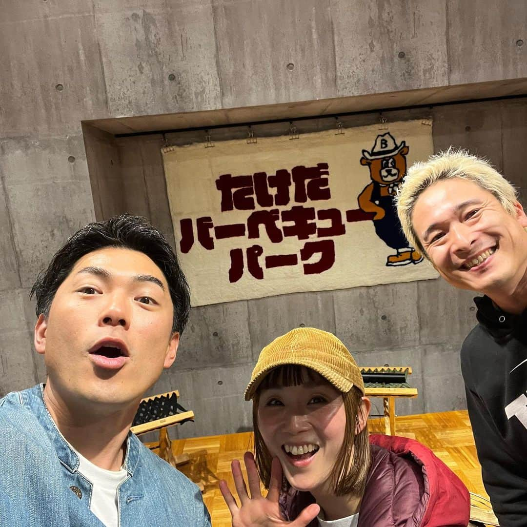 たけだバーベキューさんのインスタグラム写真 - (たけだバーベキューInstagram)「今日も『たけだバーベキューパークin渋谷』にお越しいただきありがとうございました！ 本日のゲストはザバーンDJの井手大介さんとシンガーソングハイカーの加賀谷はつみさんでした！ 後輩のにほんしゅ、バベる！スタッフの皆さん、山崎会のメンバーからの花もめちゃくちゃ嬉しいっす！ そして今日8年ぶりぐらいに人前でネタをしました（超貴重） 明日は伊豆ぬし釣りさん、そして森風美さん＆芳美リンさんがゲストで登場です！ 遊びに来てねー！ . #たけだバーベキューパークin渋谷 #井手大介 さん #加賀谷はつみ さん #セルカトング #にほんしゅ #バベる #山崎会 #砂にペグ #伊豆のぬし釣り #芳美リン さん #森風美 さん」3月19日 0時21分 - takeda_bbq