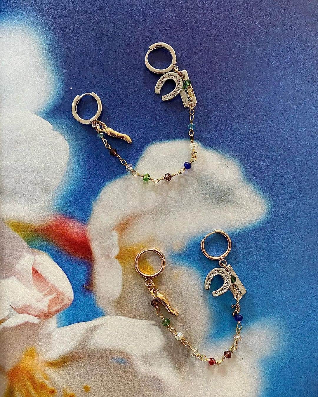 メイデンアートのインスタグラム：「🇮🇹 Nuovi mono orecchini a cerchio con pendenti♥️  Disponibili in negozio e a breve su 👆  Maiden-Art.com . 🇬🇧New Single Hoop Earrings with charms♥️ Available in store and soon online at 👆Maiden-Art.com . #monororecchini #orecchiniacerchio #orecchinifattiamano #orecchiniartigianali  #hoopearrings #hoopearringsilver」
