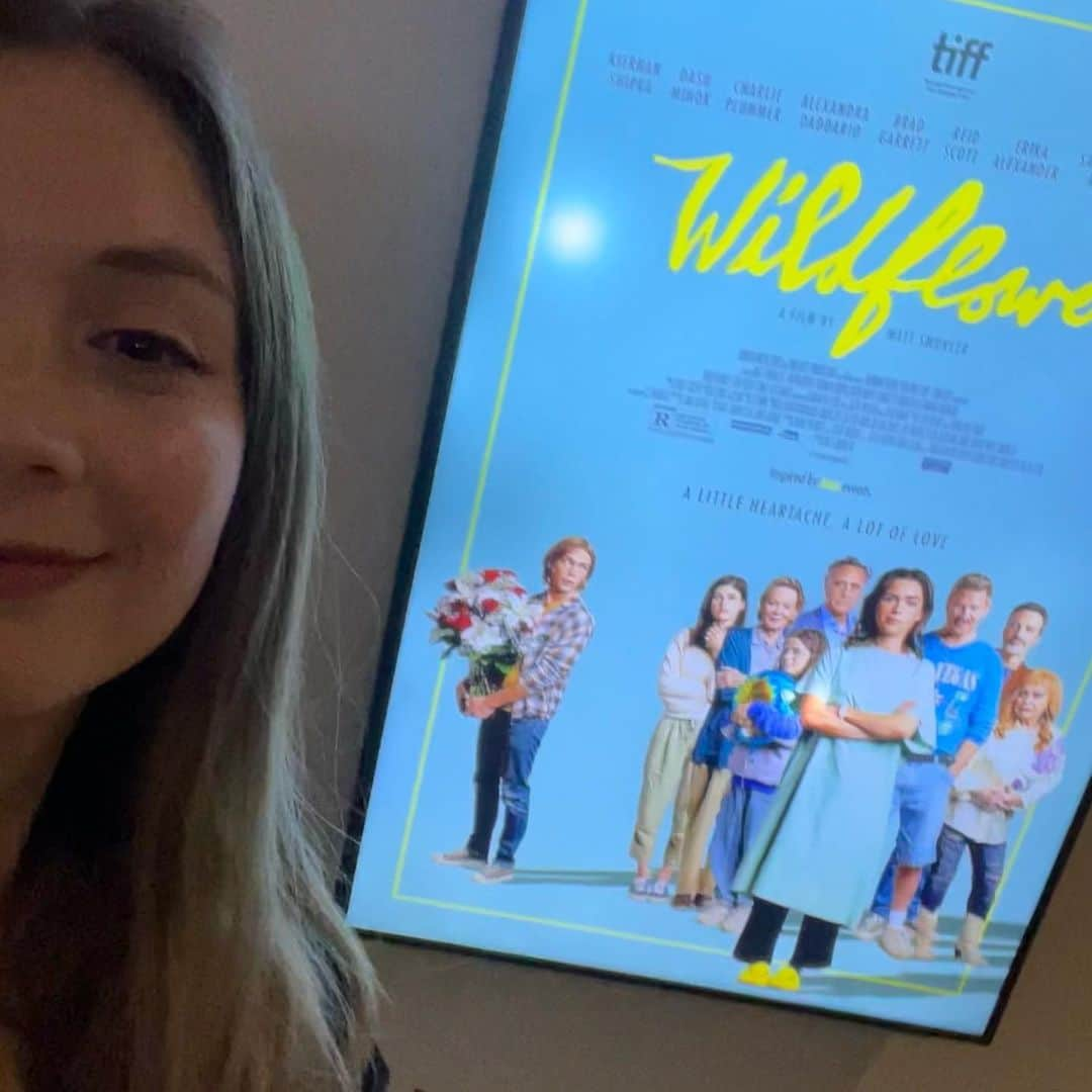 ビリー・ラードのインスタグラム：「🌻🍿🌻I got to see #WildflowerMovie on #zebigscreen for the first time last night and could not be more proud to have gotten to be involved in this incredible, heartwarming, funny af, brilliant film. Sorry 4 this blurry selfie I was 2 damn excited to take #properphotos. GO SEE WILDFLOWER IN THEATERS OR STREAM IT ON MARCH 21 OR DO BOTH IF UR A REAL BADDIE!!!!! I love my @morningmoonproductions fam more than any interweb post could ever express!!!」