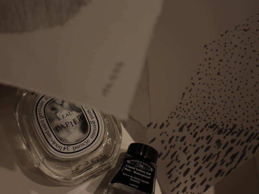 のインスタグラム：「@diptyque L'Eau Papier ❤︎   メゾンの原点である創作と イマジネーションを表現する媒体である 紙にオマージュを捧げたホワイトムスクの香り   #diptyqueparis #leaupapier」