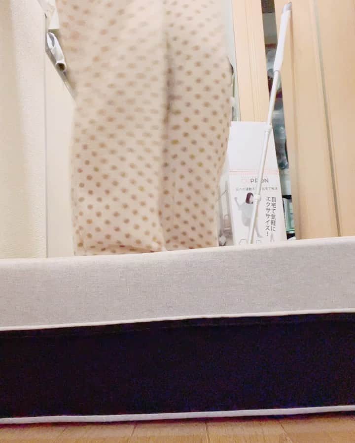 のインスタグラム：「おうちのクッション兼運動したいなと思い、 PLAYGYMのクッショントランポリンを試してみました✨✨ . インテリアに馴染むデザインで、クッションとしても良いし、 トランポリンとして飛ぶにもコイルスプリング採用で高反発、高弾性でしっかり運動してる感があっていい感じです！ . わたしはクッション兼、筋トレするときに特に使いたいなと思いました✨ . 最近ラーメン好きすぎて太ったので、薄着になるまでにやせます💪  PR @babytownhinanagoya #クッショントランポリン #おうちダイエット #おうちエクササイズ #トランポリンダイエット #おうち遊び #playgym」