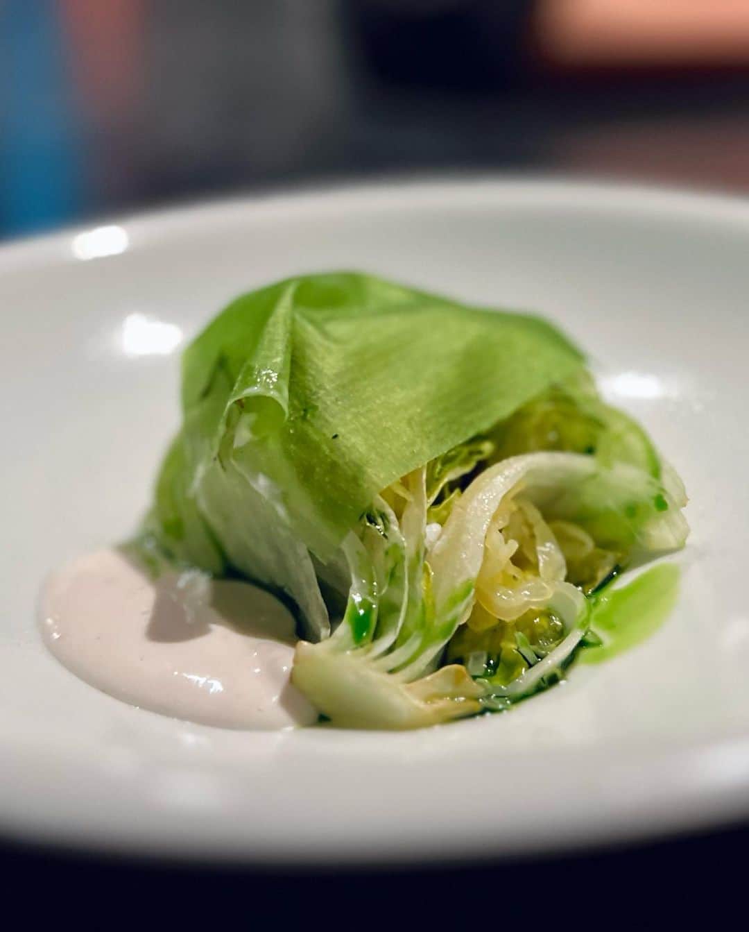 ケス Keisuiのインスタグラム：「One night, or maybe two, only,  @hiroyasu_kawate and @han_lg collaborated at @restaurant_florilege   シンガポールでも開催される @theworlds50best Signature Sessions の1つでもあるコラボが一足早くフロリレージュで楽しめるとのことで行って参りました🫰  最初から最後までシンガポールを感じられるメニューばかり。きっとシンガポール🇸🇬ではさらに盛り上がるんだろうな😌。うらやましい‼️   #Worlds50Best #Asias50Best #50BestDiscovery #50besttastehunter」
