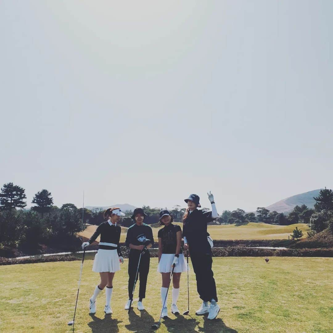 チョン・ダへさんのインスタグラム写真 - (チョン・ダへInstagram)「봄 방학 전에 갔던 에버리스 ⛳️   왜 나 혼자 공을 그리 많이 잃어버렸던가... (방향없이 멀리만 날아간 내 공이여....ㅜㅅㅜ)  오랜만에 캐디님도  좋은 분 만나 즐거웠던 날.  나는 등신대인가 입간판인가.. 그것이 궁금하다🤣🤣🤣  우리 배드민턴즈 🏸  골프도 화이팅!!!!!  #제주도 #골프8학군 #에버리스 #배드민턴즈 #사랑하는온냐들 #라베찍은날」3月19日 0時43分 - ddallae