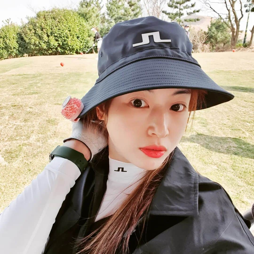 チョン・ダへさんのインスタグラム写真 - (チョン・ダへInstagram)「봄 방학 전에 갔던 에버리스 ⛳️   왜 나 혼자 공을 그리 많이 잃어버렸던가... (방향없이 멀리만 날아간 내 공이여....ㅜㅅㅜ)  오랜만에 캐디님도  좋은 분 만나 즐거웠던 날.  나는 등신대인가 입간판인가.. 그것이 궁금하다🤣🤣🤣  우리 배드민턴즈 🏸  골프도 화이팅!!!!!  #제주도 #골프8학군 #에버리스 #배드민턴즈 #사랑하는온냐들 #라베찍은날」3月19日 0時43分 - ddallae