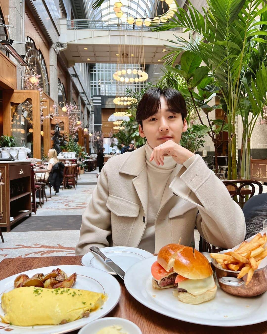 ケビン さんのインスタグラム写真 - (ケビン Instagram)「bon appétit!💚 we all deserve a nice meal on the weekends. 3rd pic literally😇 lol」3月19日 0時49分 - kevinwoo_official