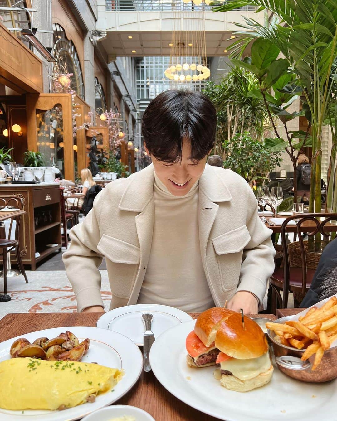 ケビン さんのインスタグラム写真 - (ケビン Instagram)「bon appétit!💚 we all deserve a nice meal on the weekends. 3rd pic literally😇 lol」3月19日 0時49分 - kevinwoo_official