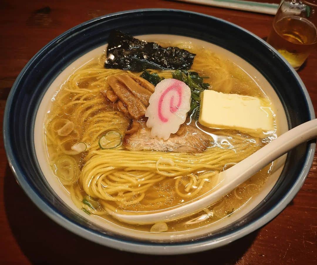 晁直 のインスタグラム：「新千歳空港でメシ食おうと思ってたら全店閉。⁡ ⁡恵比寿で堪能した。」
