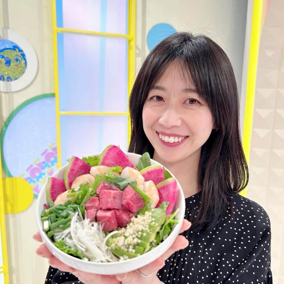 虎谷温子のインスタグラム：「今日から、読売テレビ本社周辺で「城まち祭(フェス)」が始まっております！ すまたん！は【JO-TERRACE OSAKA】内の 3POKE OSAKAさんとコラボ！ オリジナルのコラボポキ丼を立田アナ、佐藤アナとそれぞれ考えました😊 といいますか、我々のリクエストをいい感じに仕上げていただきました😅 ローストビーフとか、エビにアボカド、ねぎ…私の好きなものがたくさん乗ってます😍  期間限定ですので、是非この機会にお楽しみください〜🥣🥣🥣」