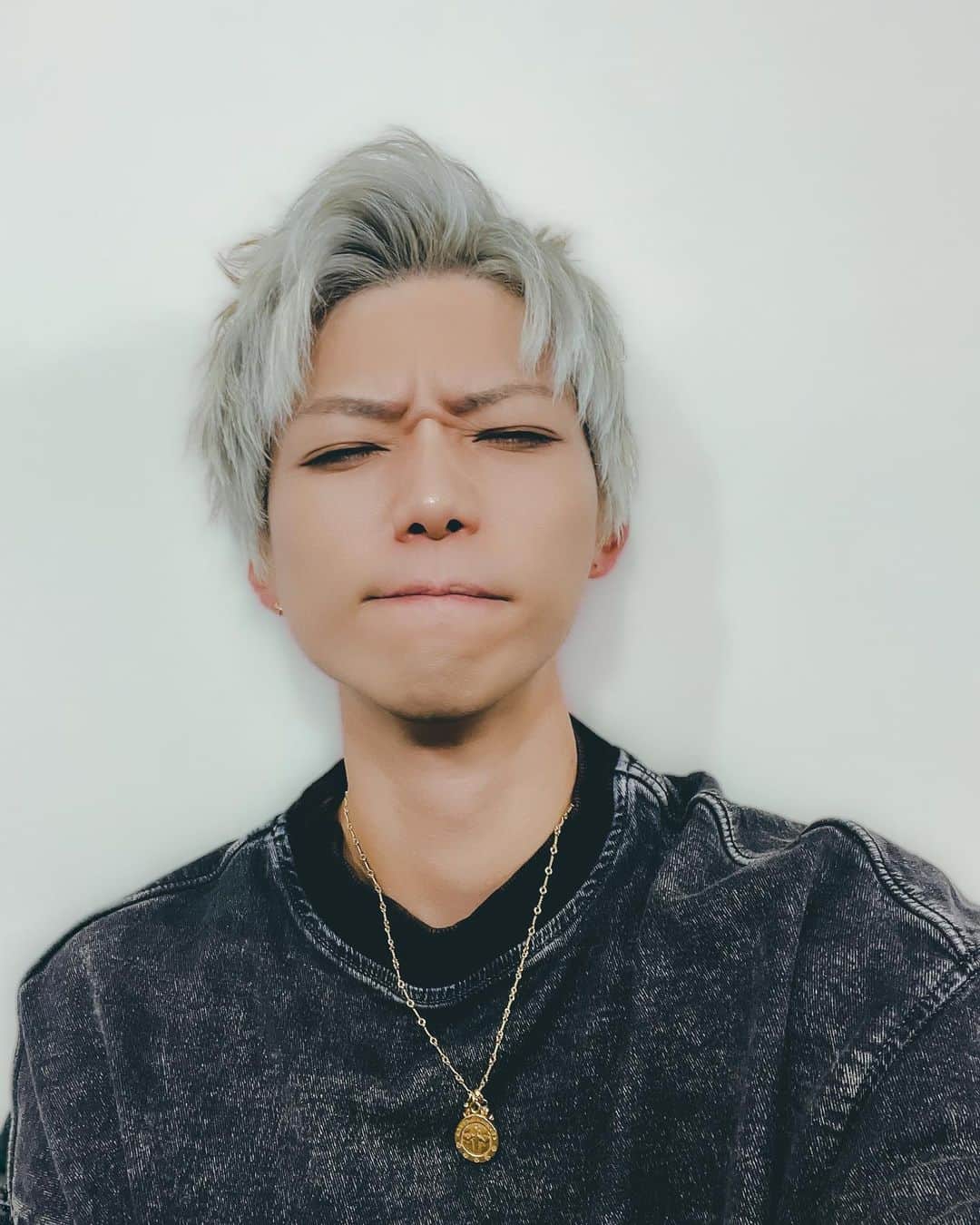 のインスタグラム：「春眠暁を覚えずではなく。常になんか眠い春。 #銀髪 #短髪男子 #silverhair」