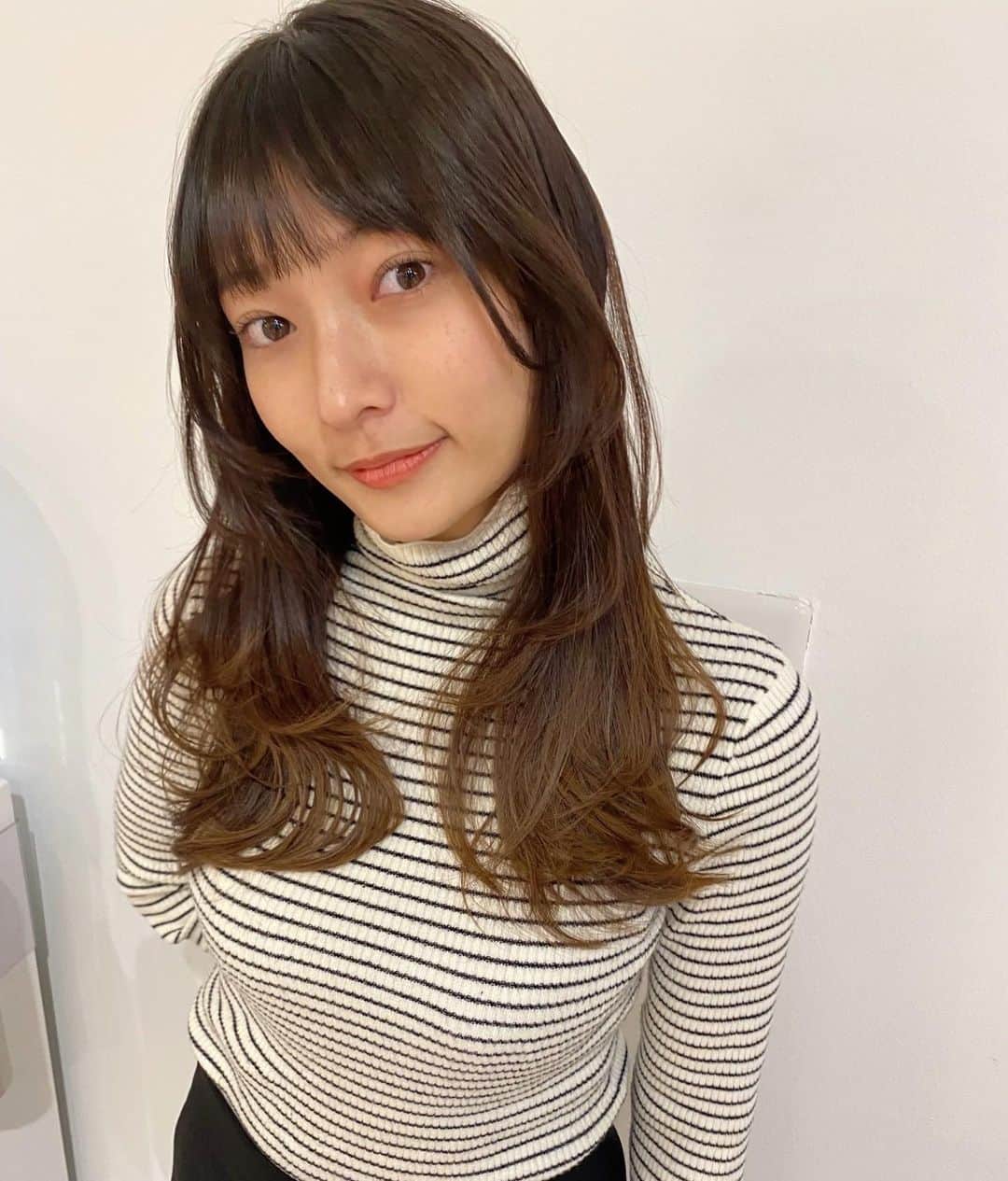 のインスタグラム：「・ ・ 💇🏻‍♀️ @kana___watarai 🌸  #レイヤーカット#顔周りカット  #ロングヘア」
