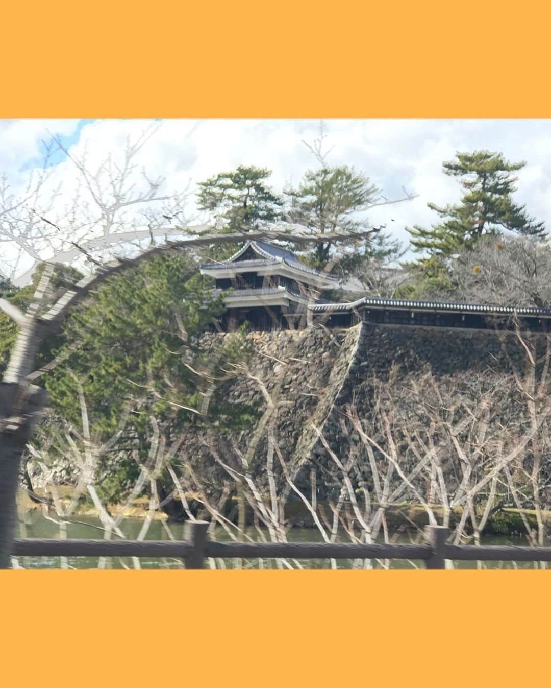伊藤聡子さんのインスタグラム写真 - (伊藤聡子Instagram)「島根に行ったら出雲大社に参拝します😊🙏 境内にはいたるところにうさぎがいます😆 こちらのしめ縄は何度見ても立派ですね〜✨✨ お昼に「うず煮」という出雲大社神楽殿でふるまわれるおもてなし料理をいただきました😊 雪混じりのお天気だったけどお参りできてすっきり❣️ 松江での講演会場の近くに松江城がありました。 松江も今度ゆっくり歩いてみたい💕 #出雲大社#うず煮#松江城#伊藤聡子」3月18日 16時49分 - satokoito73
