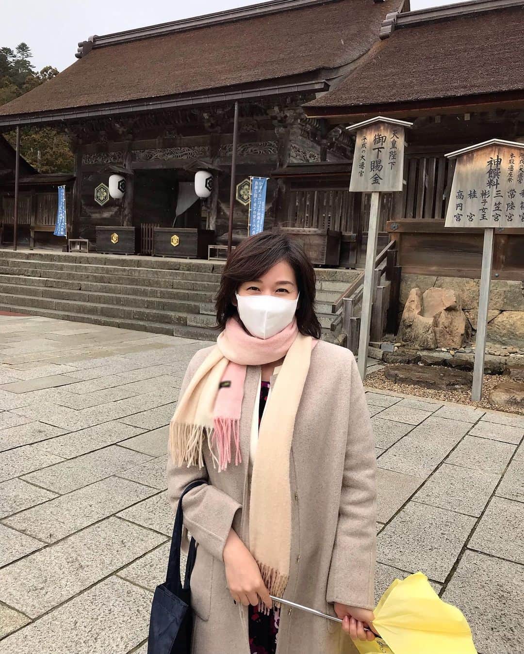 伊藤聡子のインスタグラム：「島根に行ったら出雲大社に参拝します😊🙏 境内にはいたるところにうさぎがいます😆 こちらのしめ縄は何度見ても立派ですね〜✨✨ お昼に「うず煮」という出雲大社神楽殿でふるまわれるおもてなし料理をいただきました😊 雪混じりのお天気だったけどお参りできてすっきり❣️ 松江での講演会場の近くに松江城がありました。 松江も今度ゆっくり歩いてみたい💕 #出雲大社#うず煮#松江城#伊藤聡子」