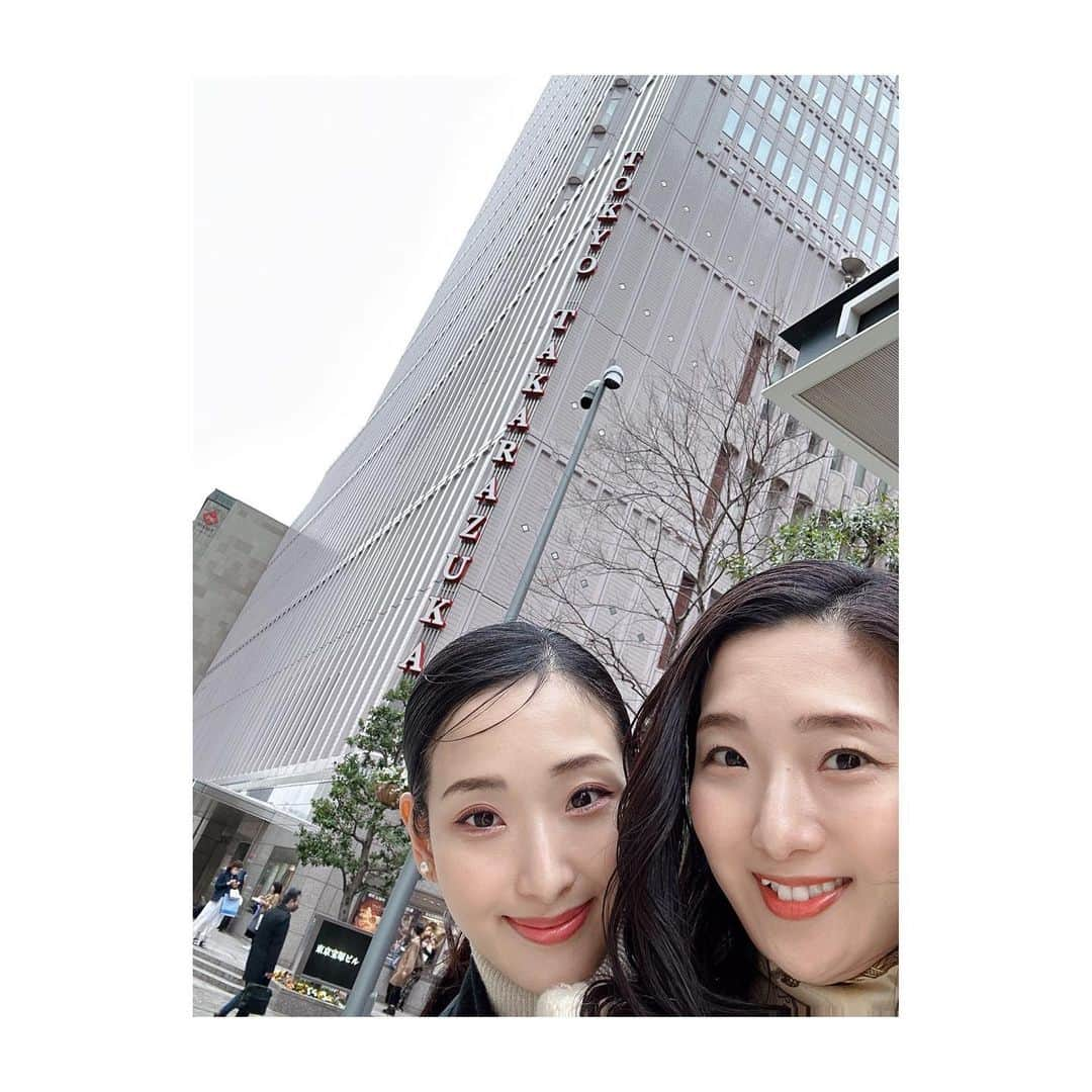 すみれ乃麗のインスタグラム：「花組さんを観劇しました❣️❣️❣️もう、、、最高✨✨✨  蘭乃とは別の日に観劇しましたが、観劇後に『デュエットダンスでね、、、』と言った瞬間にもう話が通じて😂  お芝居も生で観たからこその感想が沢山あって、明日の“見ながら生配信”で早くお話ししたいです😍❣️❣️❣️  明日は13時頃から配信します！ 無事に生配信スタートできますように🥺🙏🙏🙏  #花組 さん #うたかたの恋 #アンシャントマン #柚香光 さん #星風まどか さん  #蘭乃はな #すみれ乃麗  #ふたご #twins #ranrei2」