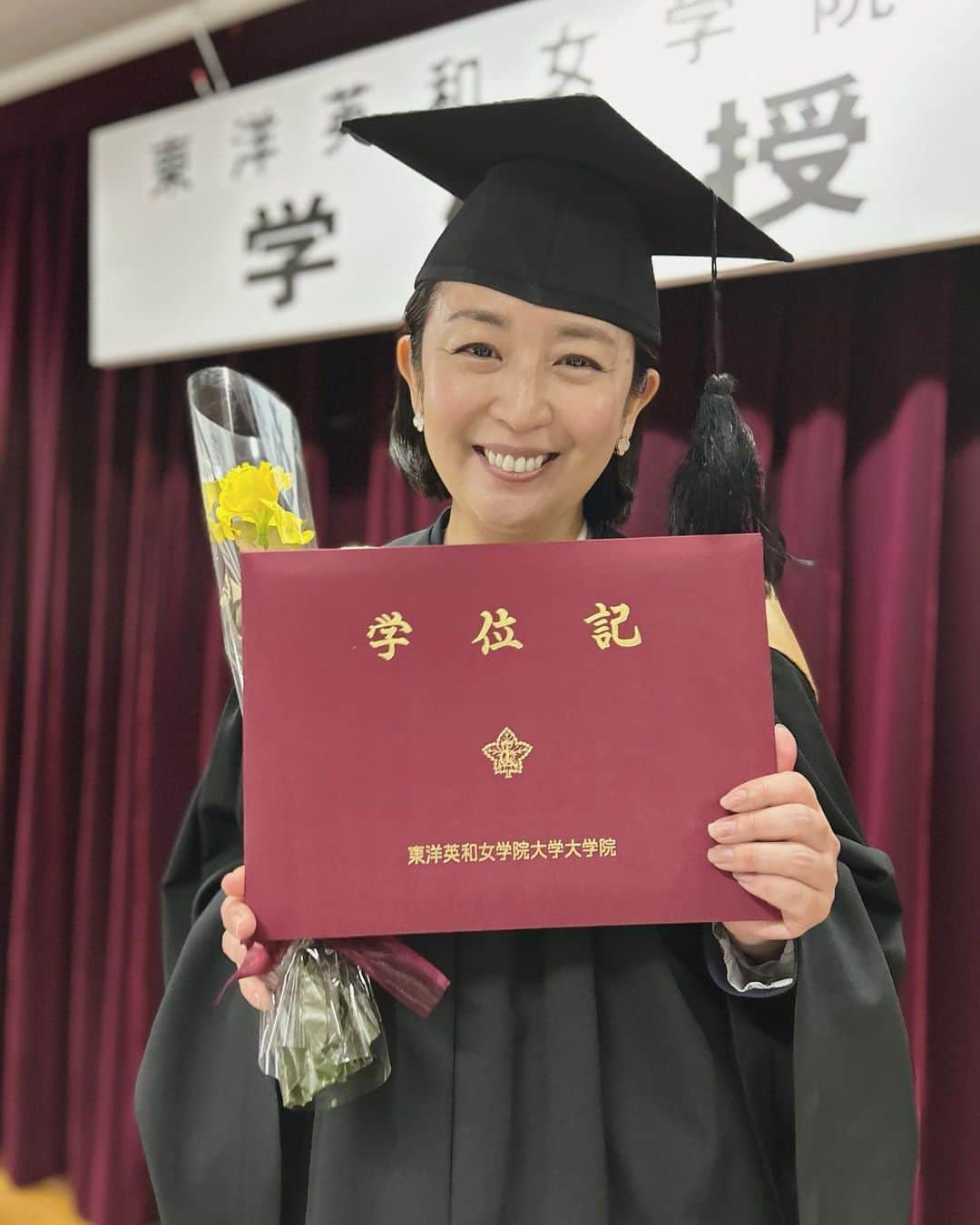 酒井美紀のインスタグラム：「東洋英和女学院大学大学院、国際協力研究科修士課程を修了いたしました！（社会科学修士）  コロナ前→コロナ禍→コロナ禍の出口の光がみえてきた？という環境下の4年間の長期履修での研究は、なかなかの波乱でございました。  子育てにお仕事に研究と、詰め込みすぎな4年間でしたが、まぁ、そんな時期があってもいいじゃない！楽しんじゃえばいいじゃない！と前向きな私と、なかなか越えられない壁を前に辛くもがき苦しみ、もう辞めちゃおうか！という挫折しそうな私がいたり。いろんな私がいました。  修了式を終え、 今、静かな部屋でひとり。 これを書いていて、、涙がこみあげてきました。 簡単にはいい尽くせない4年間の時間を、ゆっくり噛み締めたいとおもいます。  多くの方々の支えがあって、本日、修了の日を迎えることができました。感謝しかありません。 本当にお世話になりました。 心よりありがとうございました♡  酒井美紀  #酒井美紀#大学院#終了式#女優#学び直し#muaproduction#湘南#ありがとう#感謝#お世話になりました」