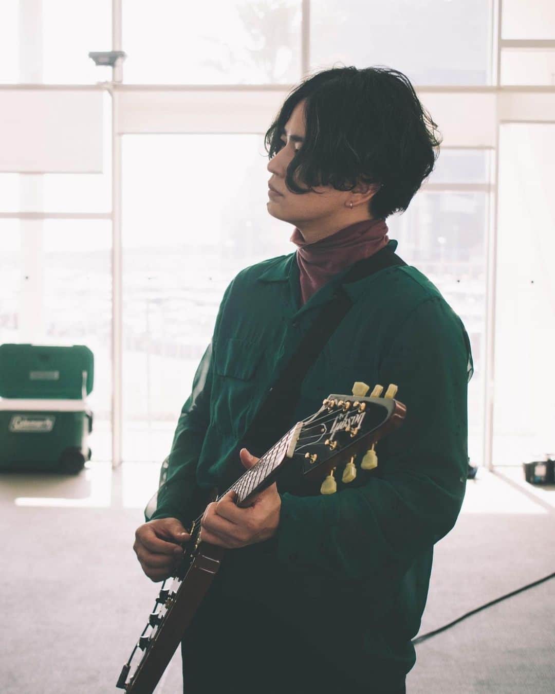 のインスタグラム：「「瞳のランデヴー」Music Video オフショット　フジファブリックの皆さまと江ノ島に行きました フライングV意外と似合うんじゃない？」