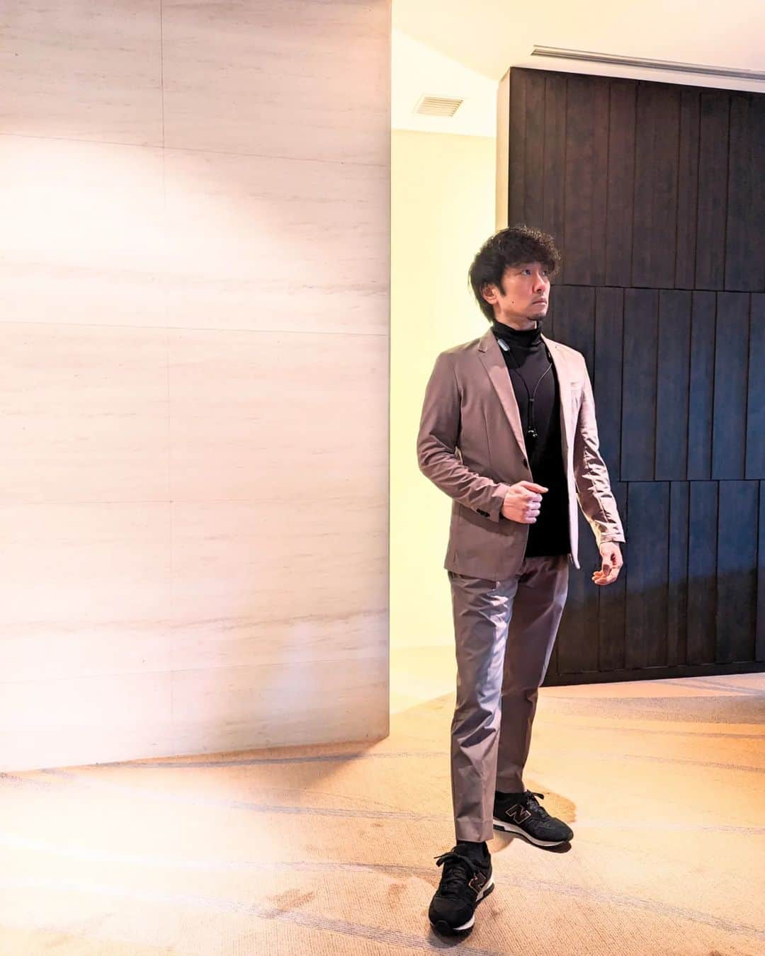 のインスタグラム：「暖かくなってきたから、久しぶりのセットアップスタイル😊 久しぶりにセットアップ着ると気持ちが引き締まる感じで好き✌️ @nanouniverse_official さんに頂いたやつですが、 めちゃいい色でこの春めちゃ着ちゃう😂 色は2枚目の方が実物に近いよー！  #pr #nanouniverse #ナノユニバース #セットアップコーデ #メンズコーデ #春コーデ」